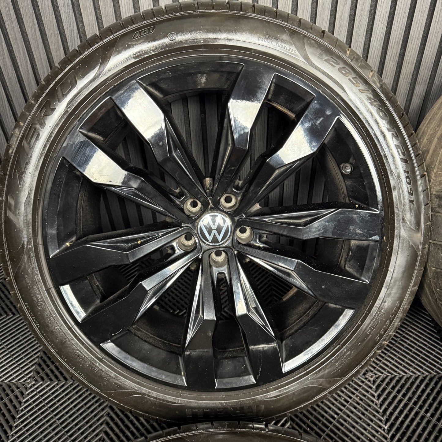 21'' GENUINE VW TOUAREG SUZUKA BLACK ALLOY WHEELS ALLOYS TYRES Q7 760601025D