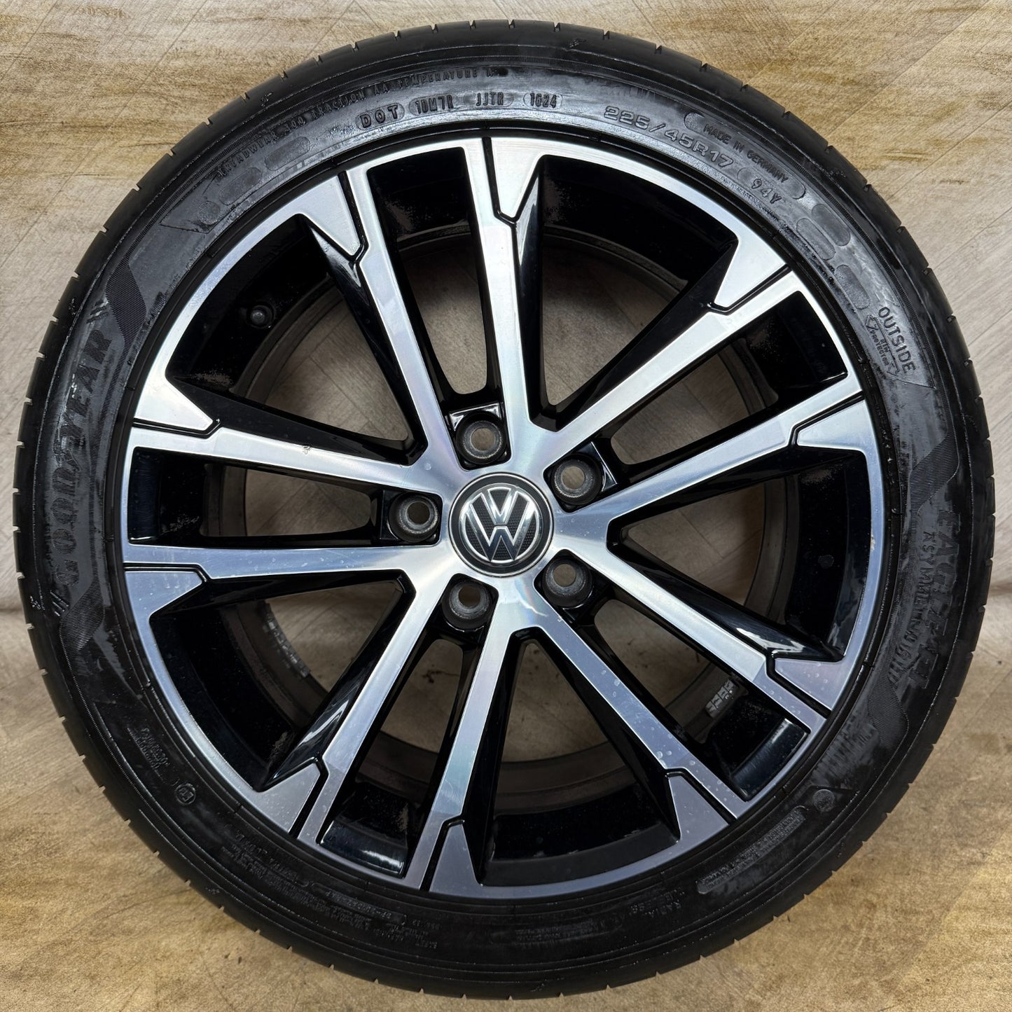 1X 17'' GENUINE VW GOLF GT SINGSPORE GTD GTI MK7 ALLOY WHEEL TYRE 5G0601025AK