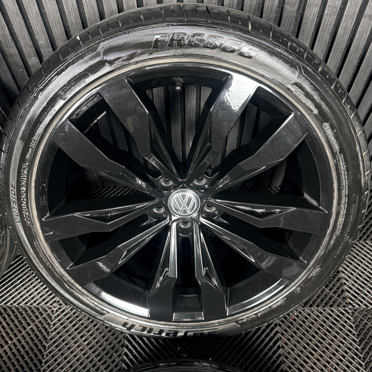 20'' VW Tiguan R Line Suzuka Black Alloy Wheels Tyre Alloys 5NA601025G Genuine
