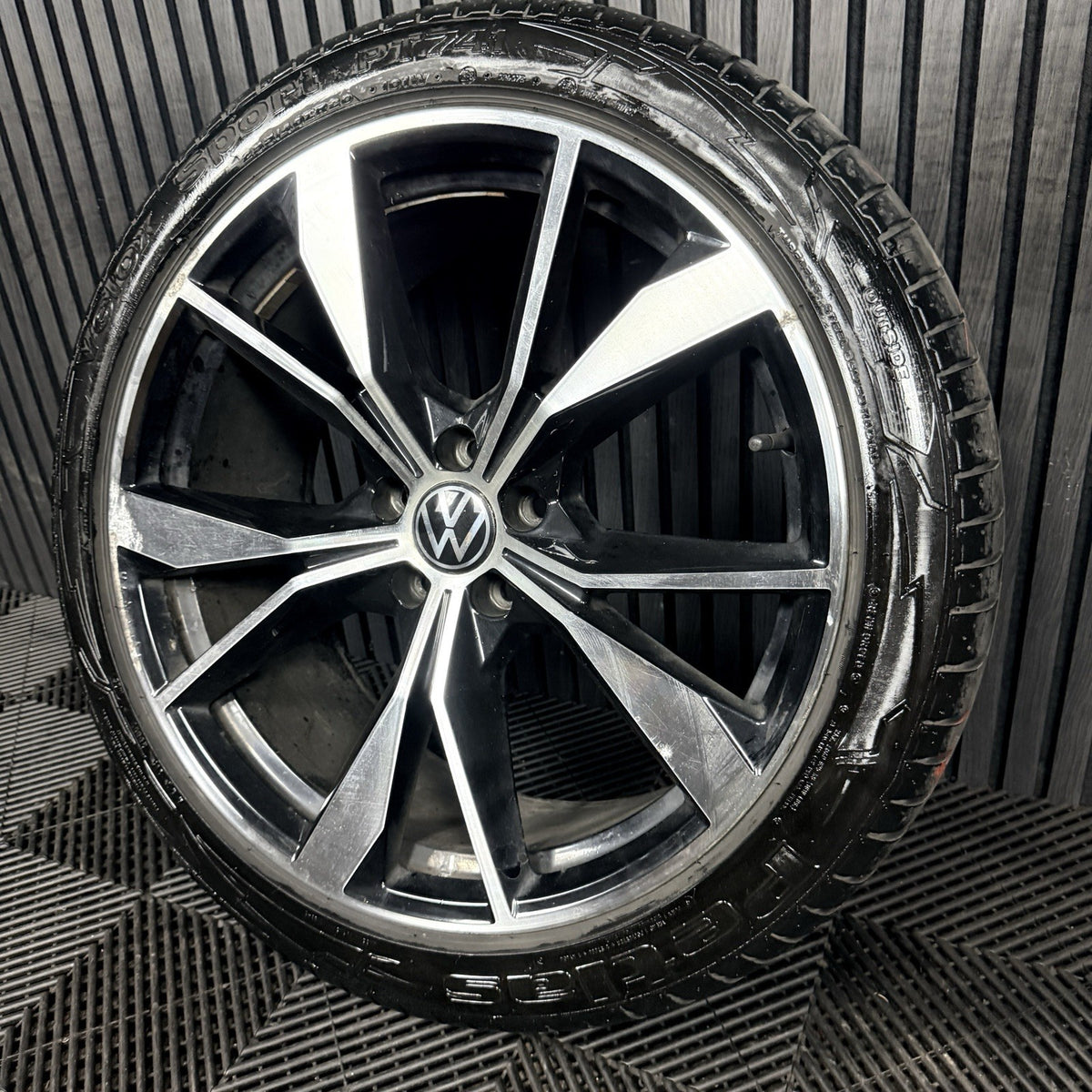 1X 20'' VW Tiguan Misano R Line 5NA601025AH Black DC Alloy Tyre Wheel Genuine