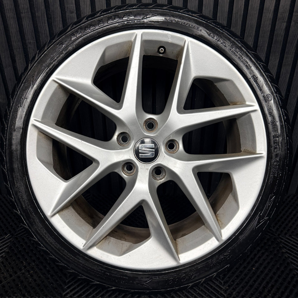 1X 18'' Seat Leon FR Performance MK3 Alloy Wheel Tyre Single Genuine 5F0601025F