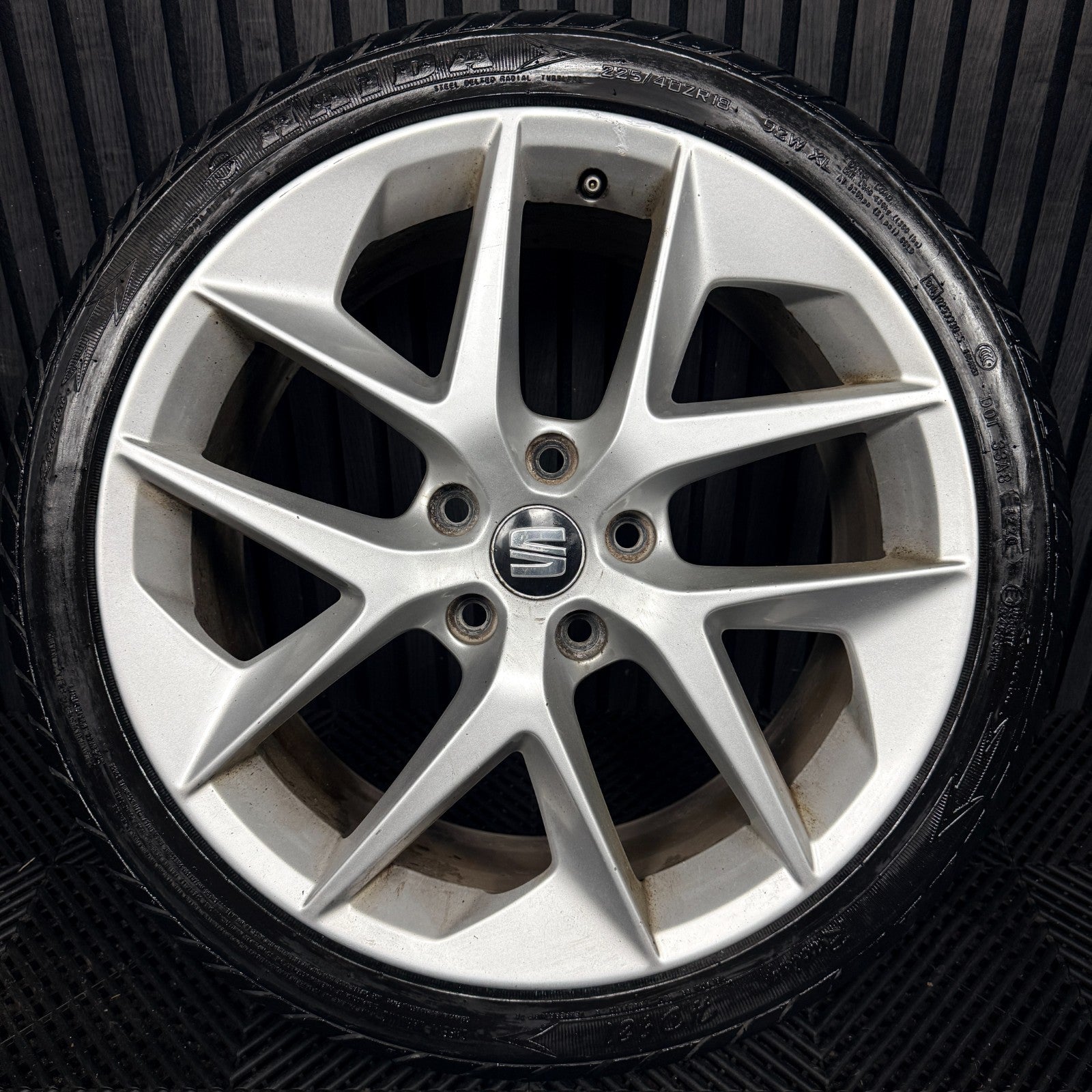 1X 18'' Seat Leon FR Performance MK3 Alloy Wheel Tyre Single Genuine 5F0601025F