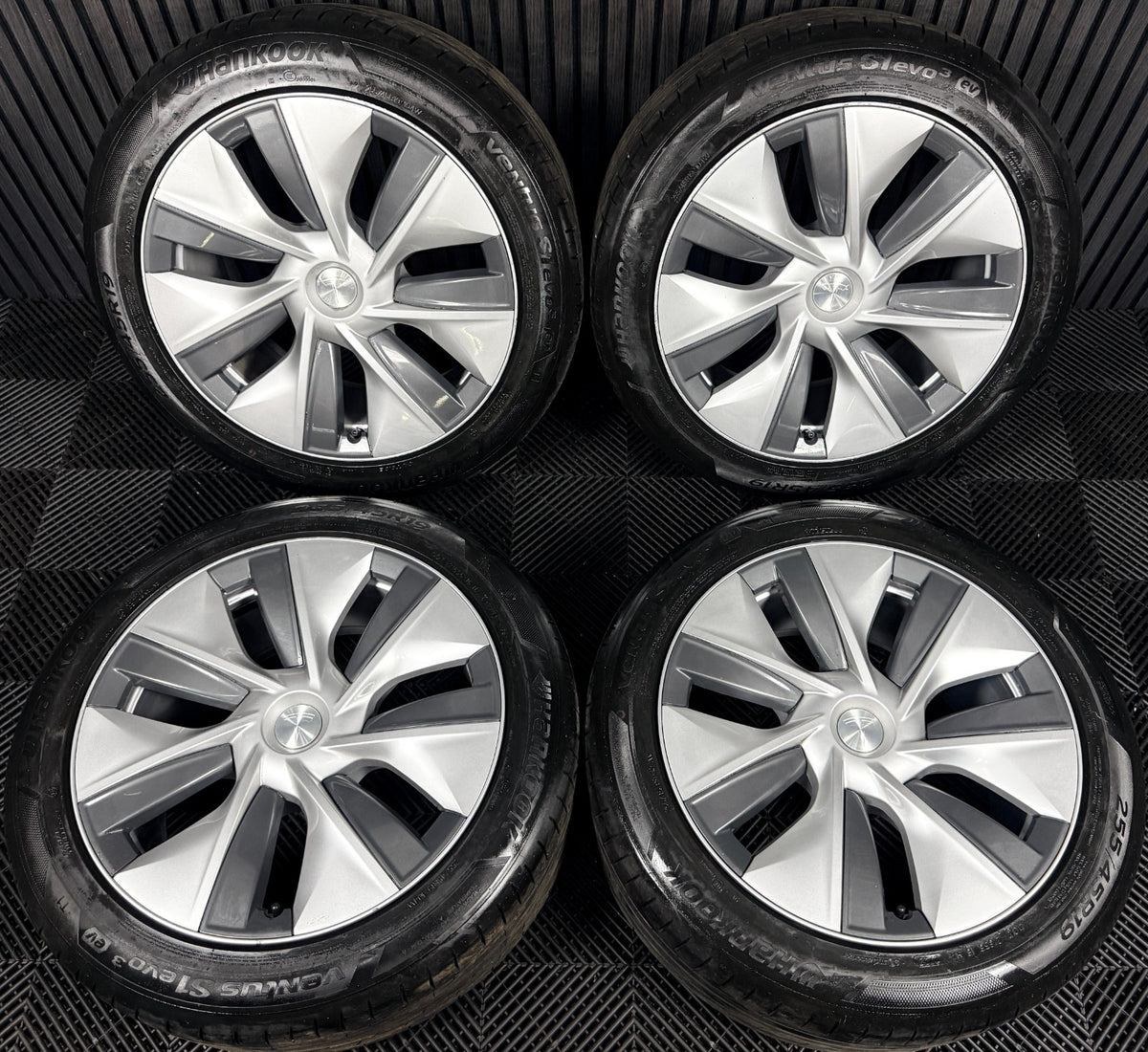 19'' Tesla Model Y Silver With Caps Alloys Wheels 1188222-00-B Genuine