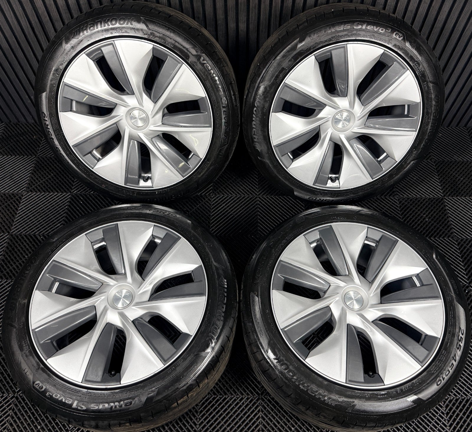 19'' Tesla Model Y Silver With Caps Alloys Wheels 1188222-00-B Genuine