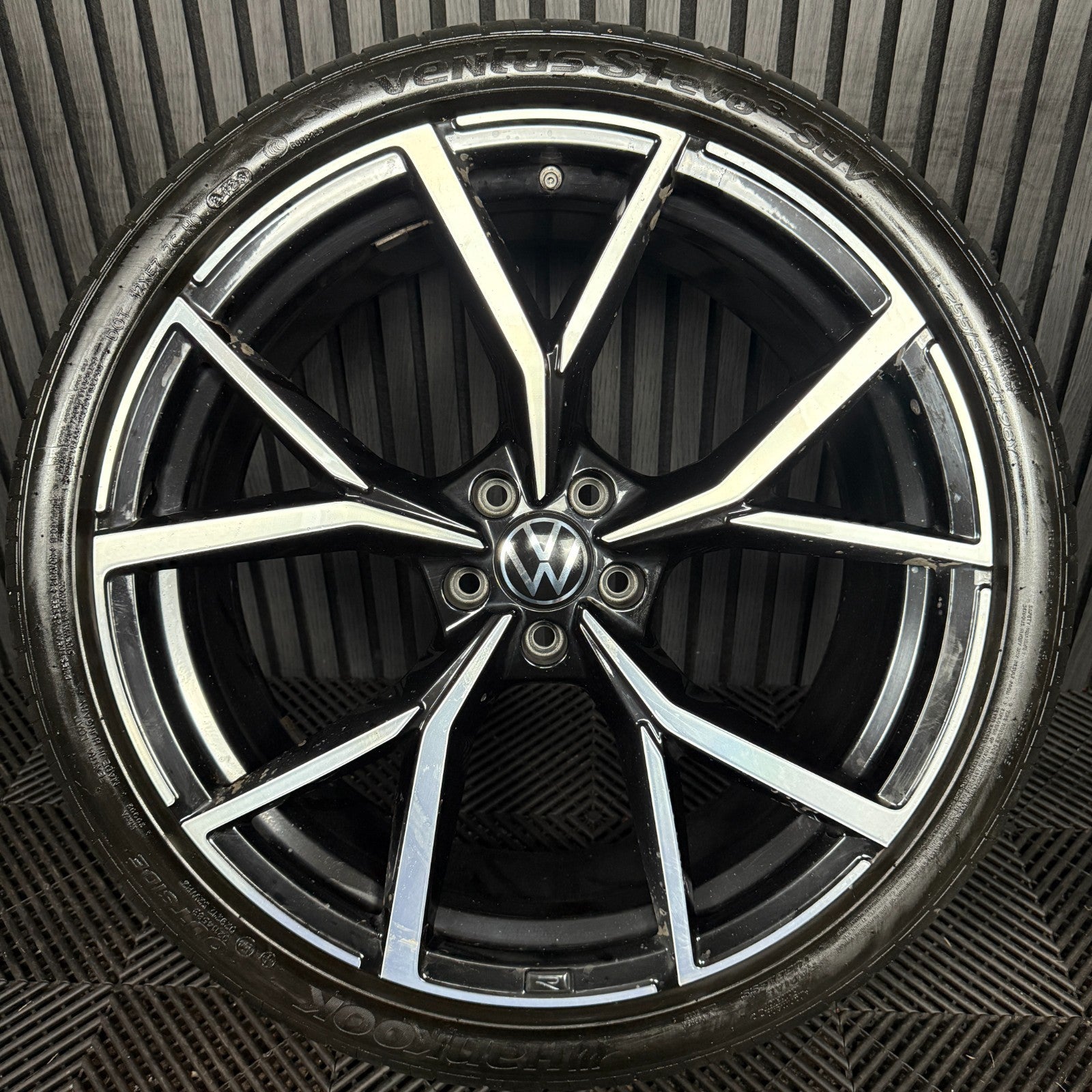 1X 21'' GENUINE VW TIGUAN ESTORIL R BLACK DC ALLOY TYRE WHEEL 5NA601025AK