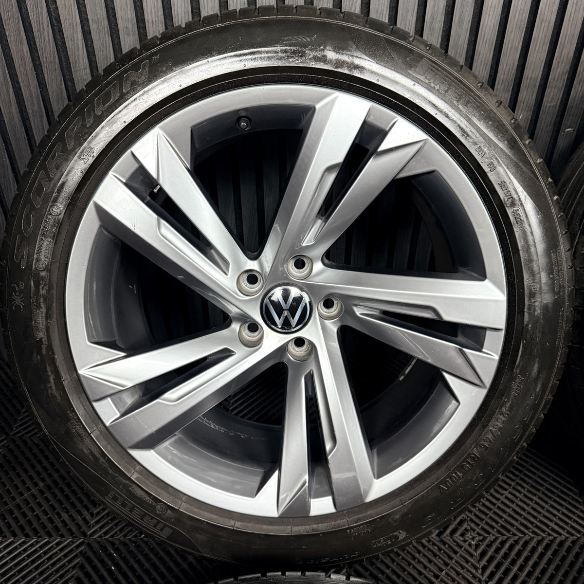 19'' VW Tiguan R Line Valencia Grey Alloy Wheels Tyre Alloys 5NA601025AG Genuine