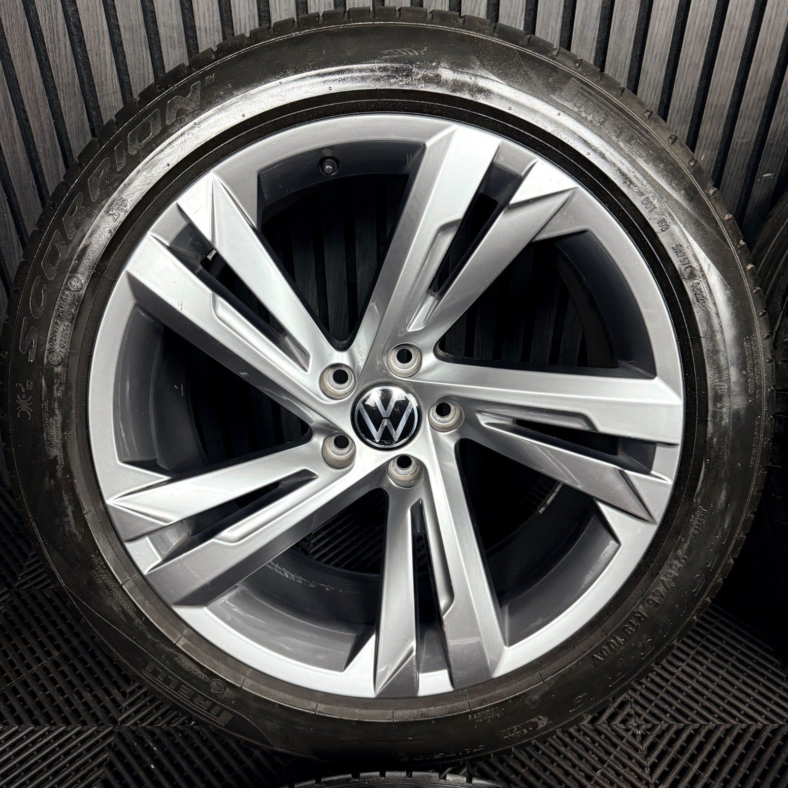 19'' VW Tiguan R Line Valencia Grey Alloy Wheels Tyre Alloys 5NA601025AG Genuine