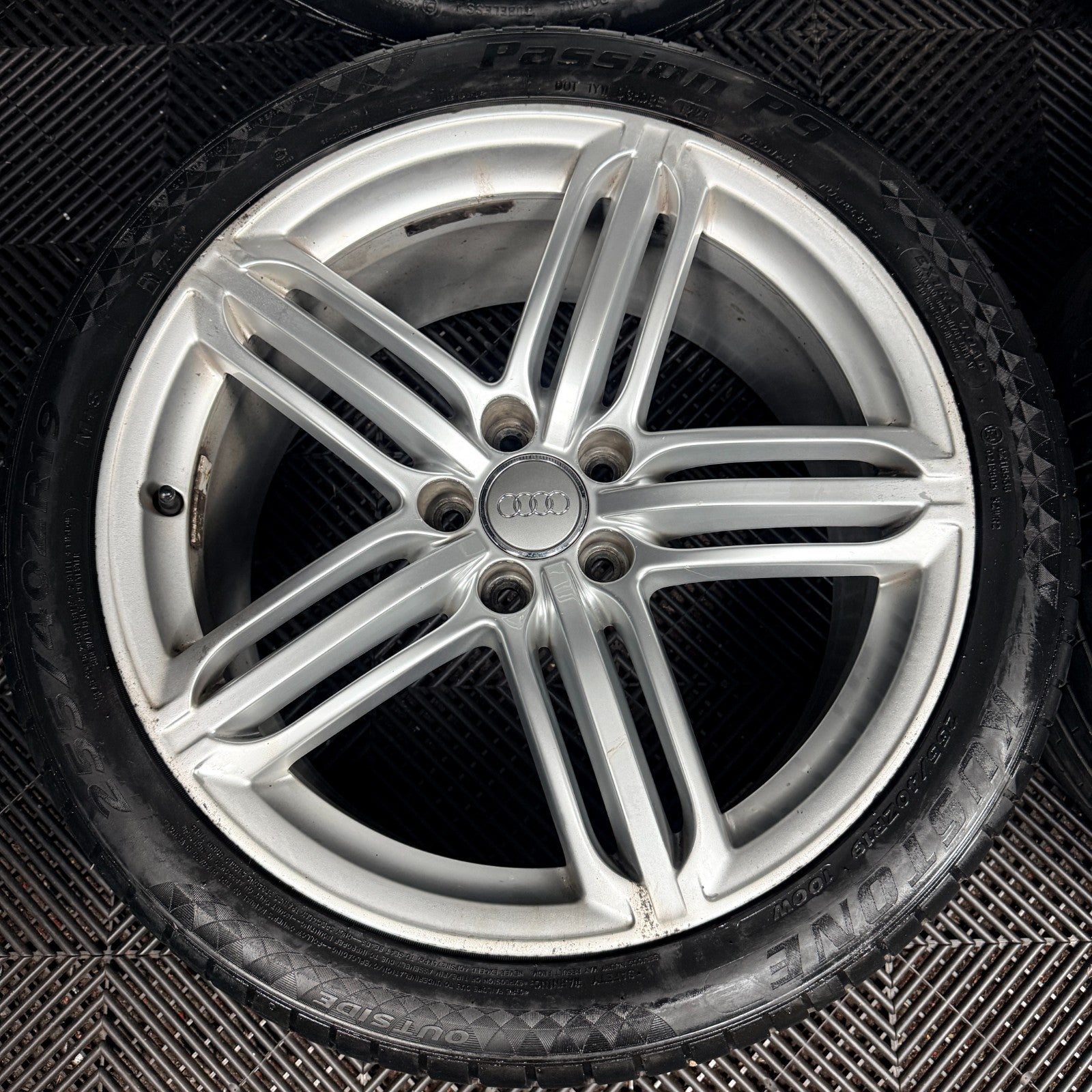 19'' Audi Q3 S Line 5 Triple Segment Wheels Tyres Alloys 8U0601025AC Genuine