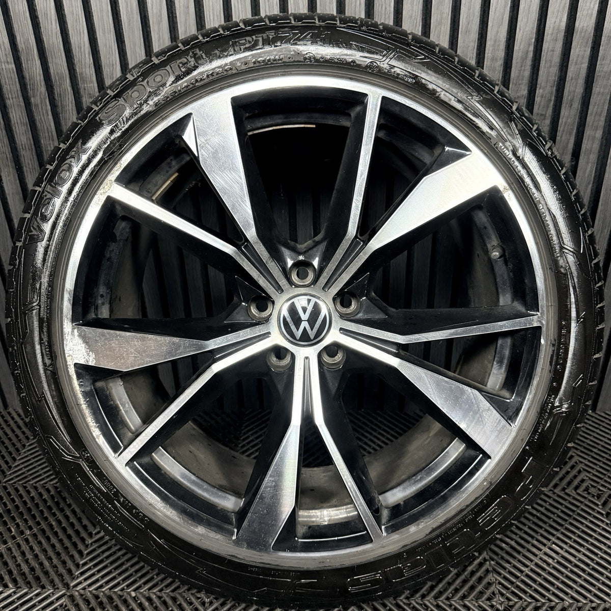 1X 20'' VW Tiguan Misano R Line 5NA601025AH Black DC Alloy Tyre Wheel Genuine