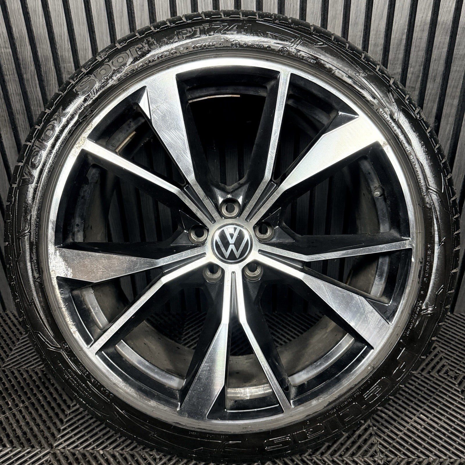 1X 20'' VW Tiguan Misano R Line 5NA601025AH Black DC Alloy Tyre Wheel Genuine
