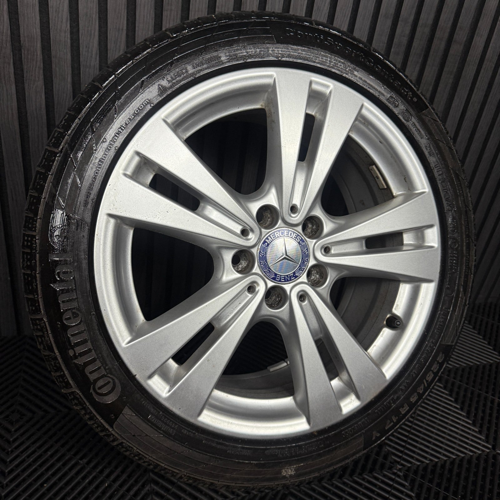 1X 17'' GENUINE MERCEDES A B CLASS CLA SILVER ALLOY WHEEL TYRE A2464011400