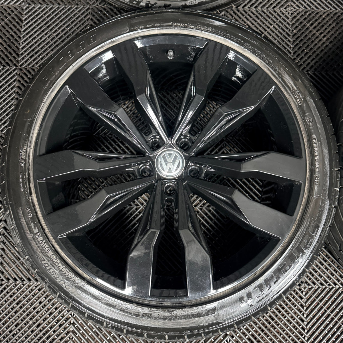 20'' VW Tiguan R Line Suzuka Black Alloy Wheels Tyre Alloys 5NA601025G Genuine
