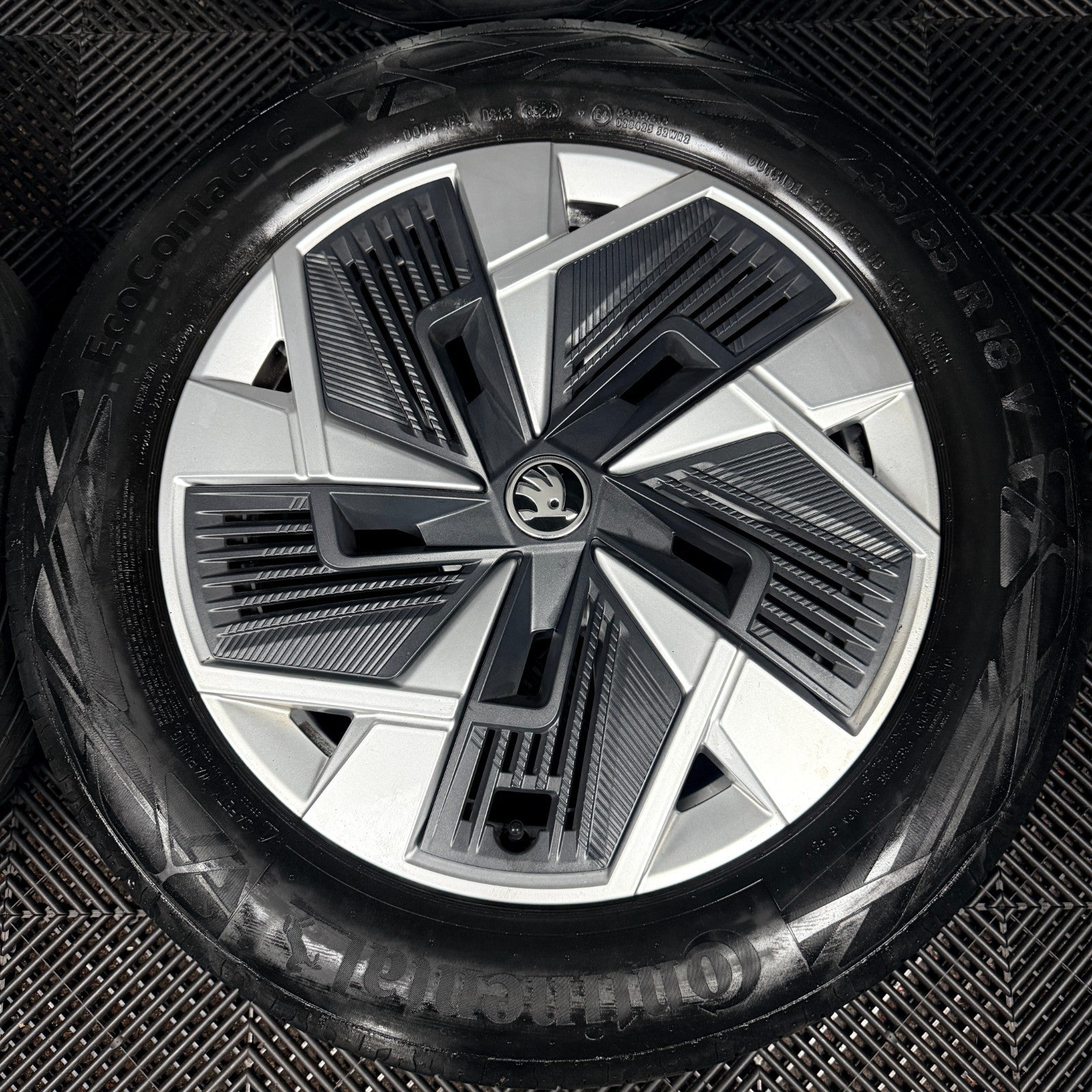 18'' Skoda Kodiaq Alloy Wheels Tyres Plastic Inserts MK2 57H601025 Genuine