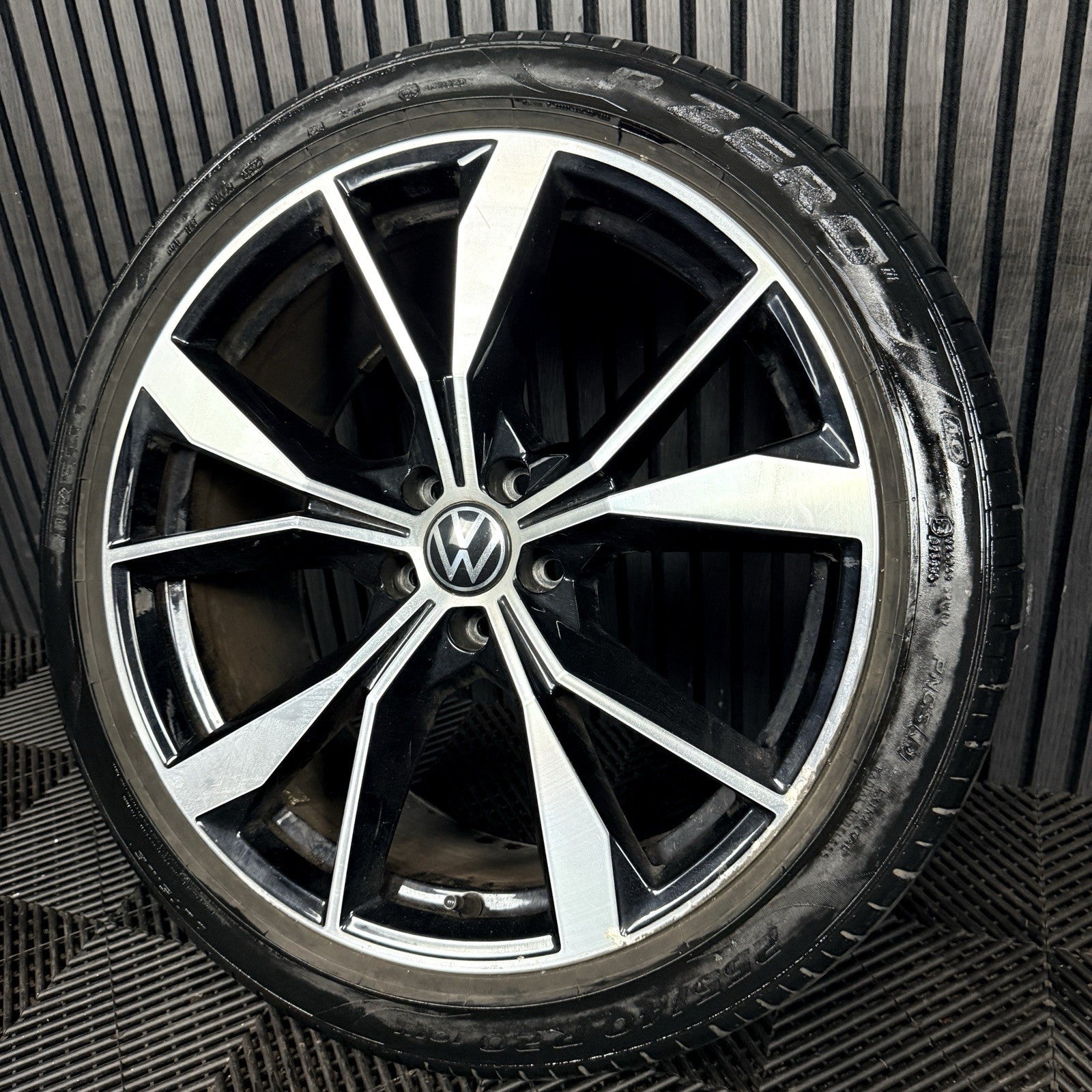 1X 20'' VW Tiguan Misano R Line 5NA601025AH Black DC Alloy Tyre Wheel Genuine
