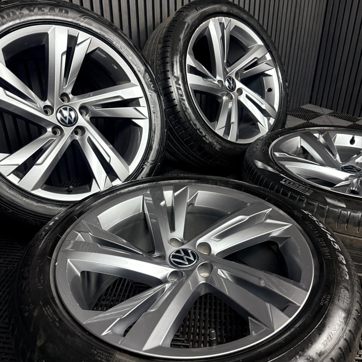 19'' VW Tiguan R Line Valencia Grey Alloy Wheels Tyre Alloys 5NA601025AG Genuine