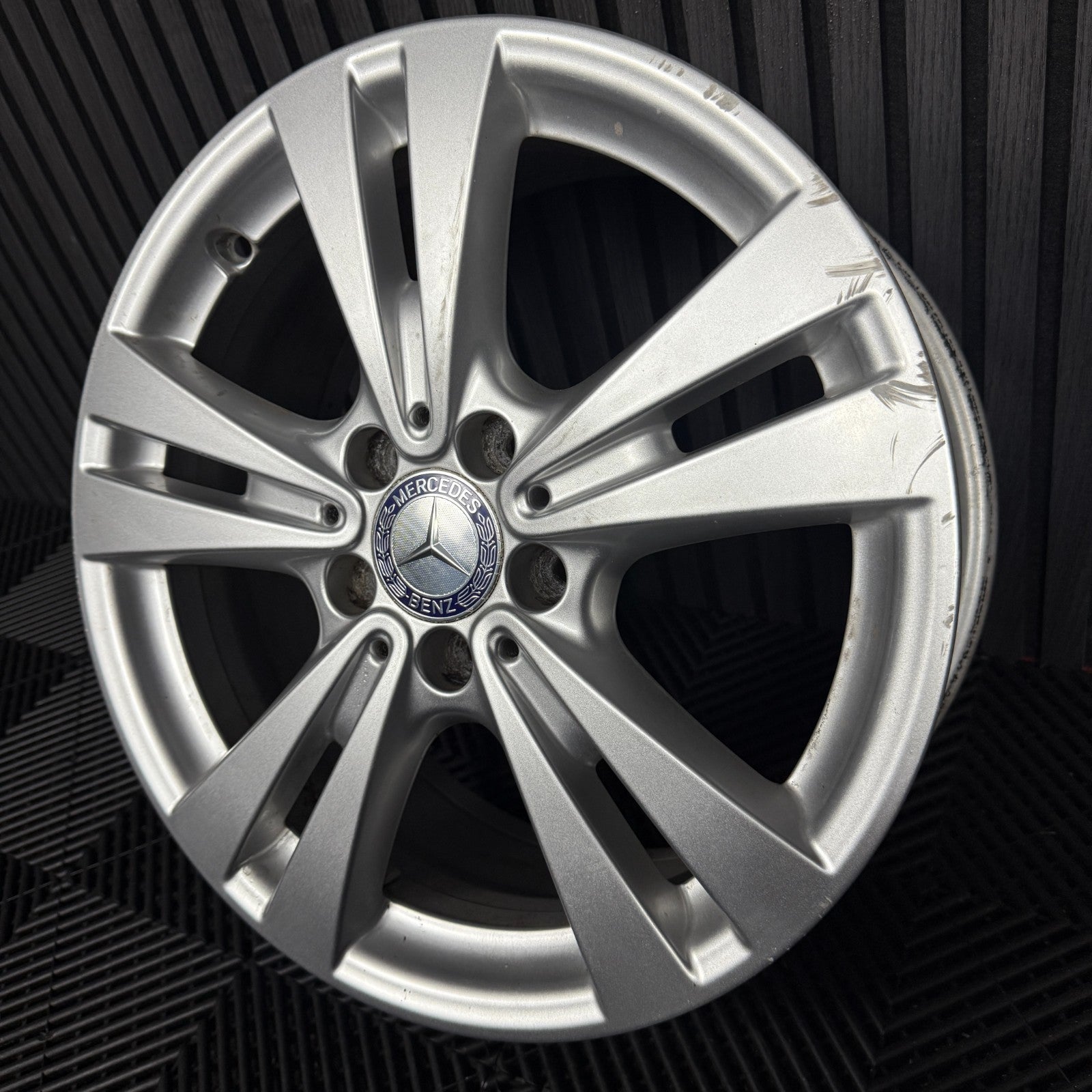 1X 17'' GENUINE MERCEDES A B CLASS CLA SILVER ALLOY WHEEL TYRE A2464011400