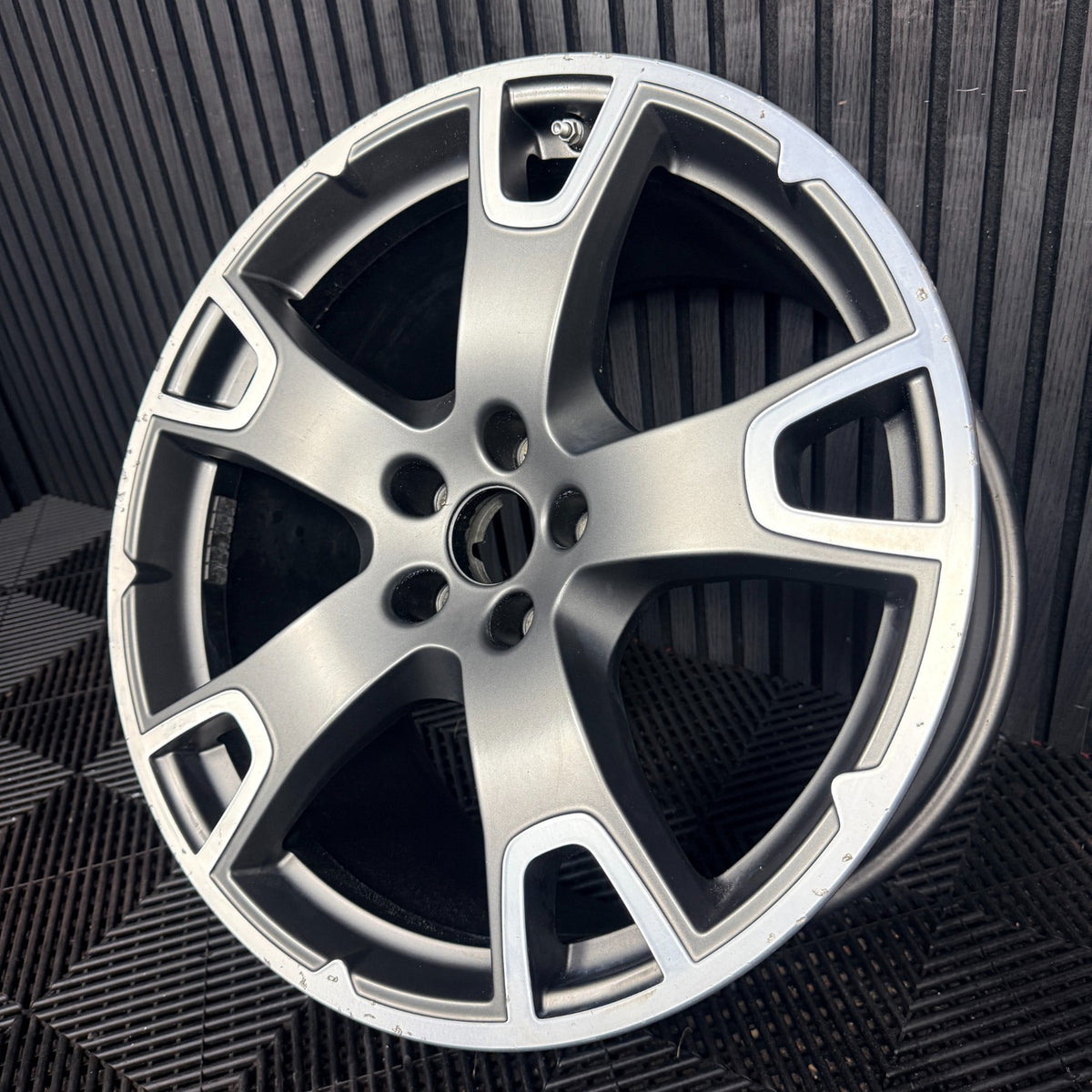1X 20'' Maserati Levante 670044708 Alloy Wheel Single Rear Genuine
