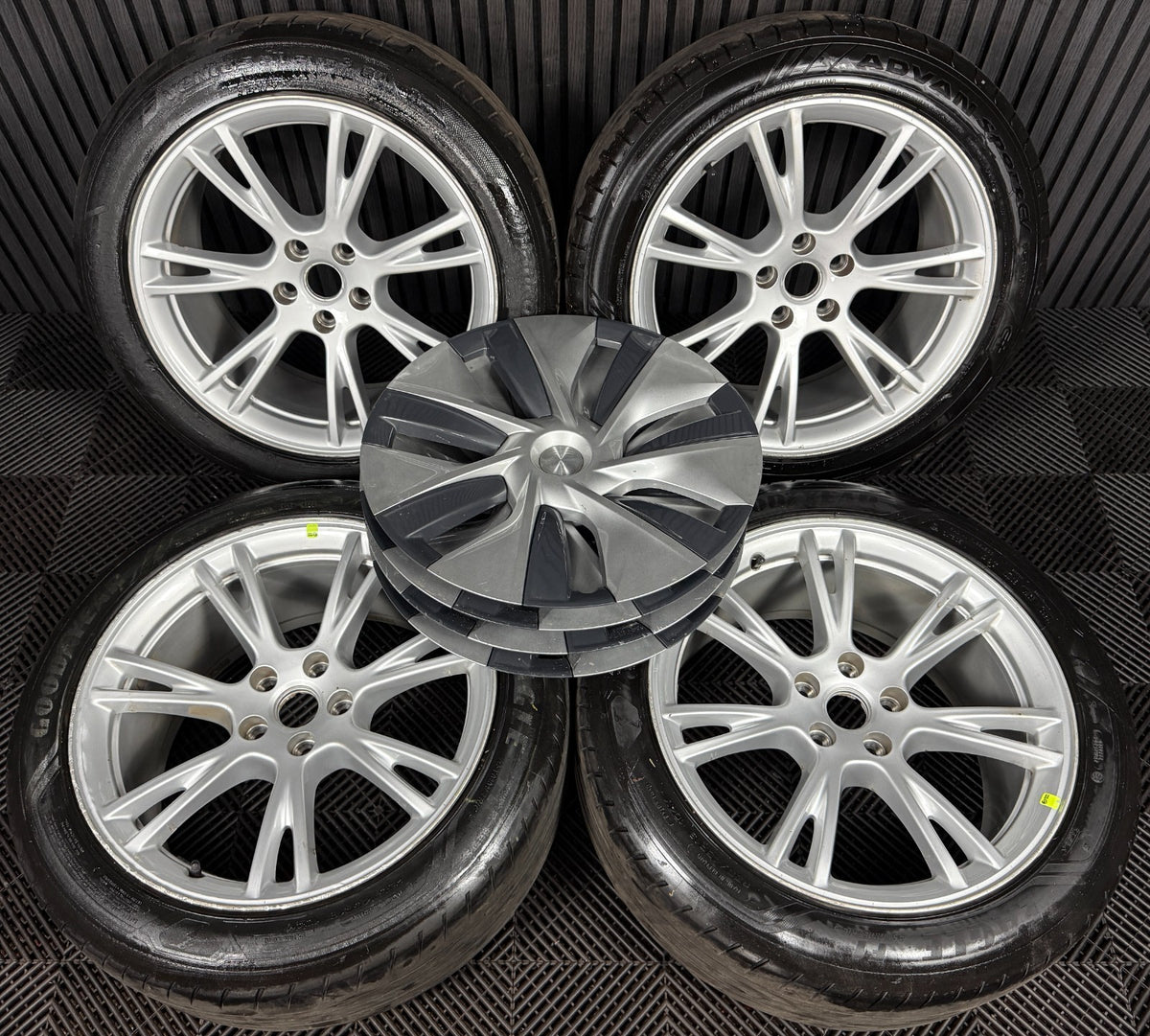19'' GENUINE TESLA MODEL Y SILVER WITH CAPS ALLOYS WHEELS 1188222-00-B
