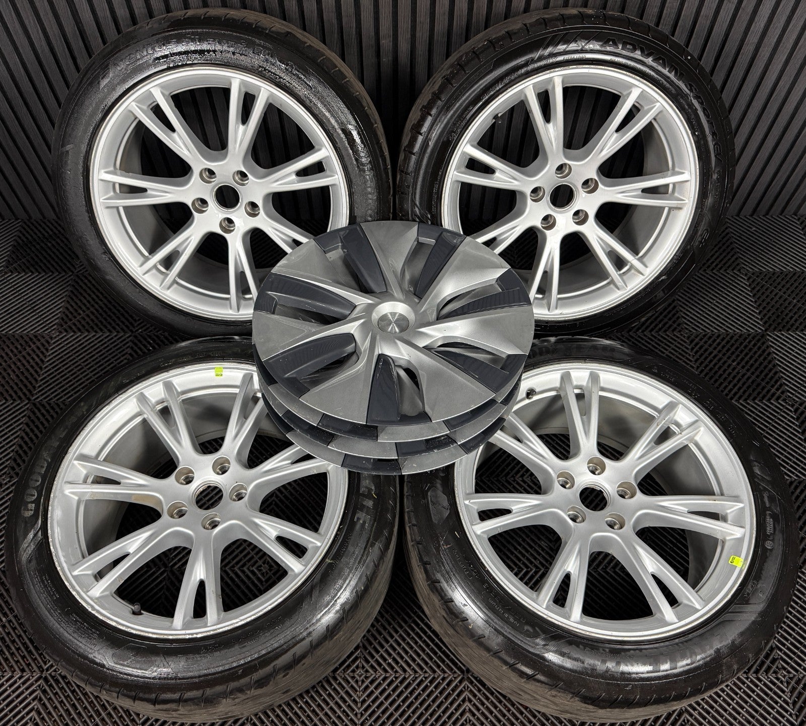 19'' GENUINE TESLA MODEL Y SILVER WITH CAPS ALLOYS WHEELS 1188222-00-B