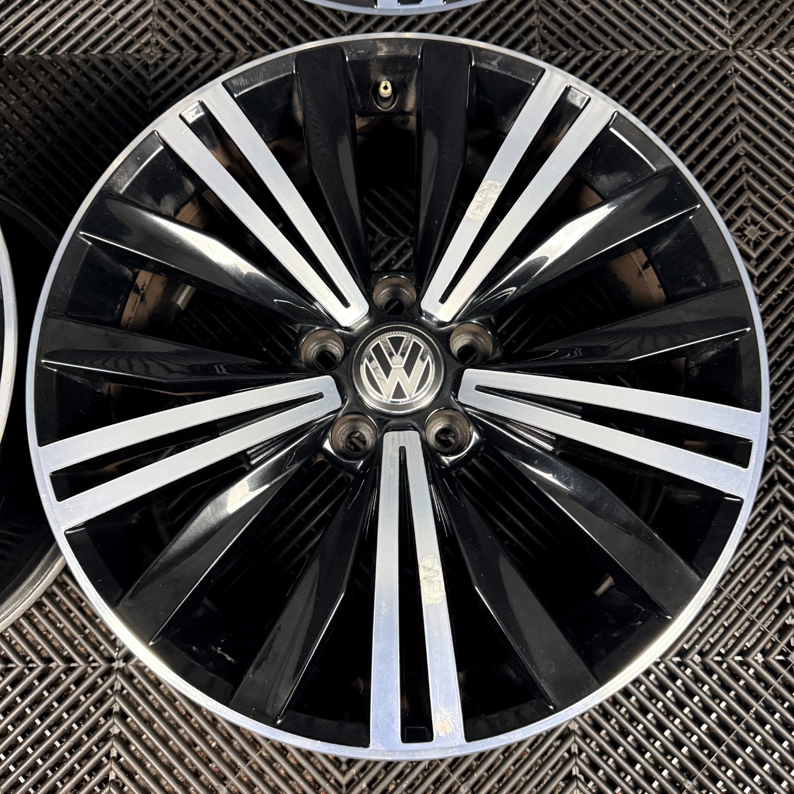 18'' Vw Tiguan Patagonia Mk2 Alloy Wheels Tyres Alloys 5NA601025C Genuine