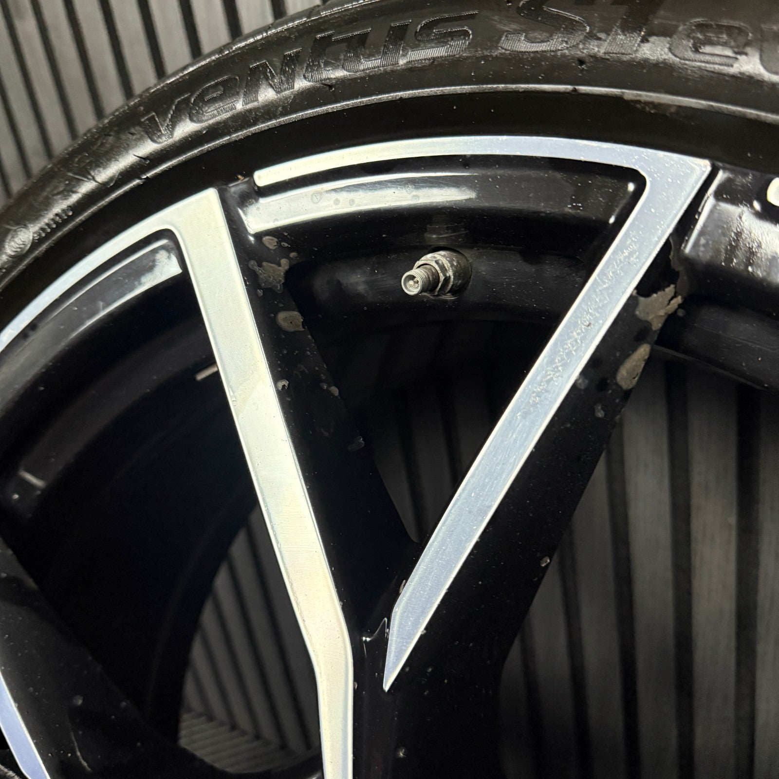 1X 21'' GENUINE VW TIGUAN ESTORIL R BLACK DC ALLOY TYRE WHEEL 5NA601025AK