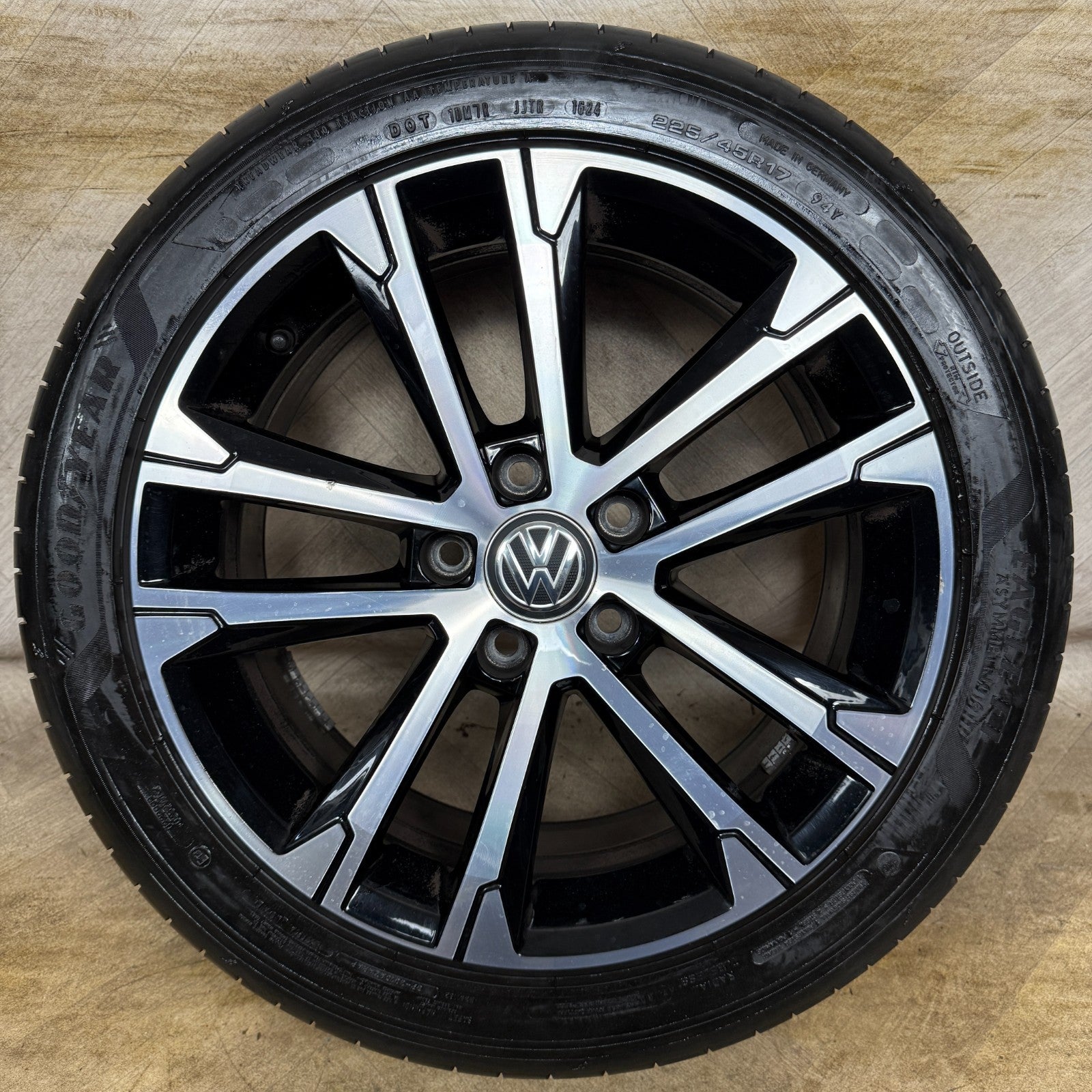 1X 17'' GENUINE VW GOLF GT SINGSPORE GTD GTI MK7 ALLOY WHEEL TYRE 5G0601025AK