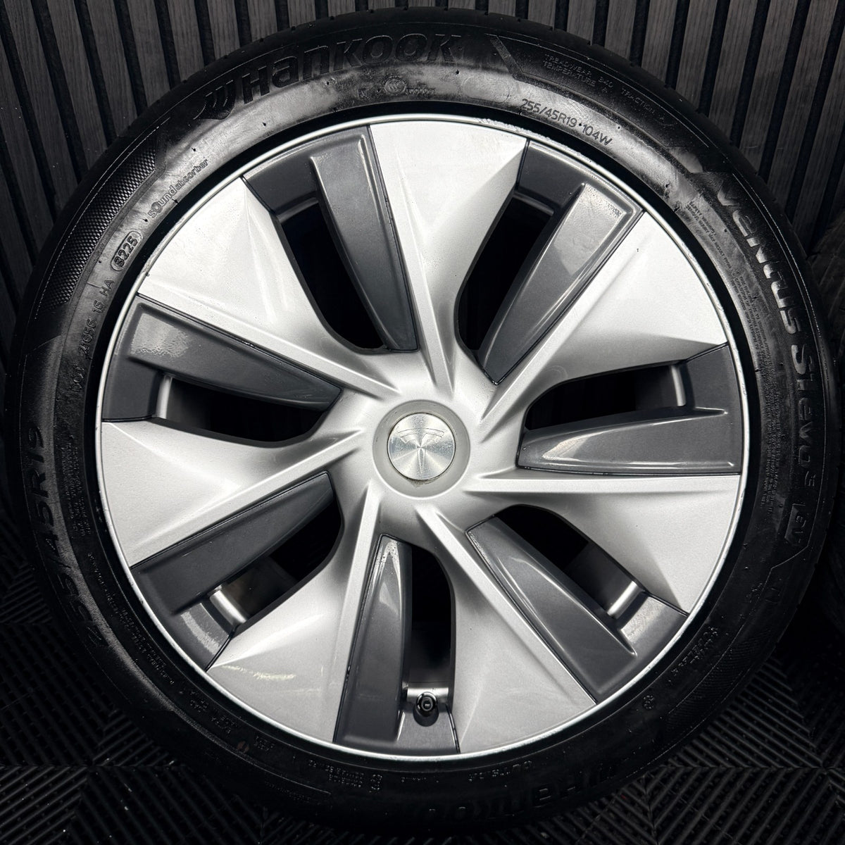 19'' Tesla Model Y Silver With Caps Alloys Wheels 1188222-00-B Genuine