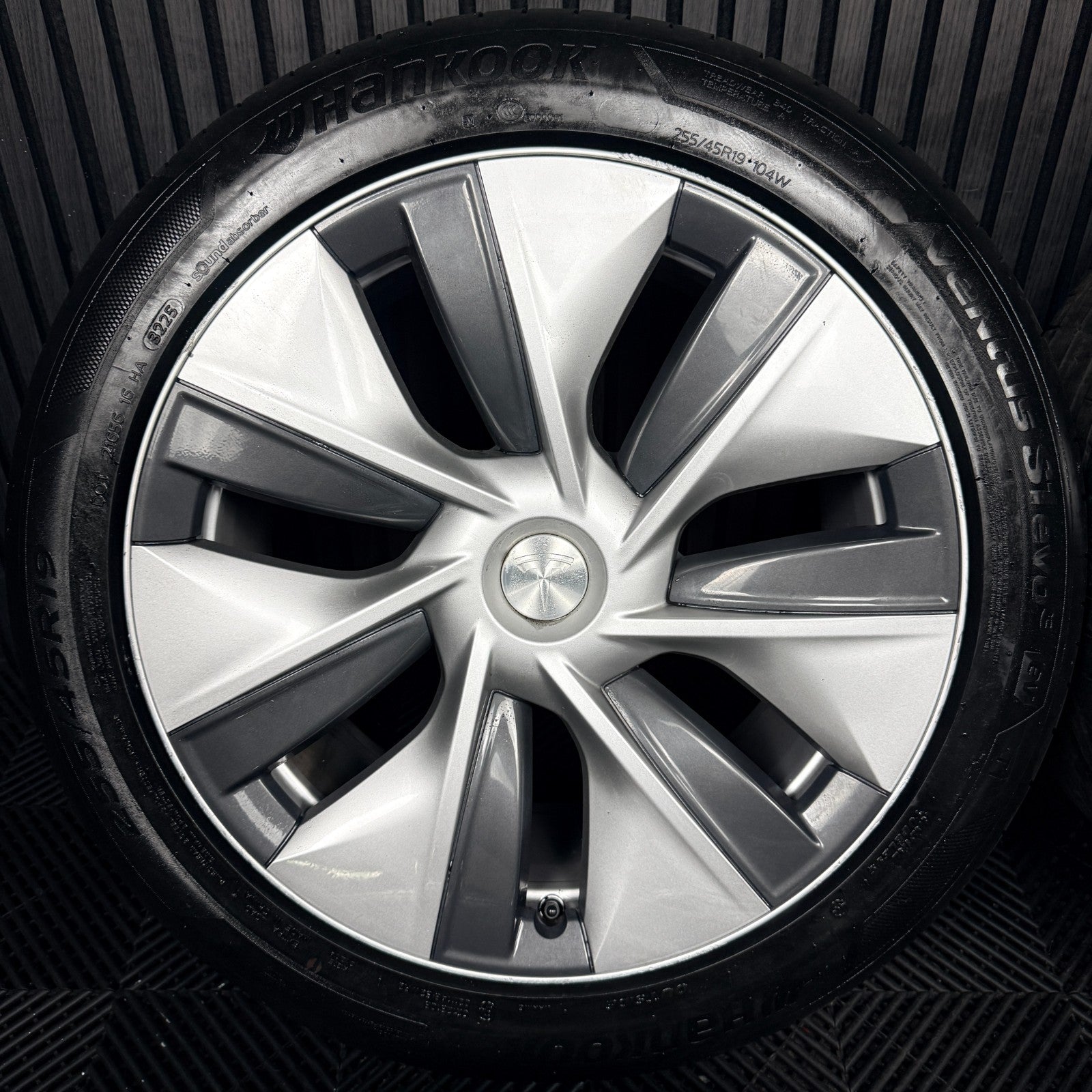19'' Tesla Model Y Silver With Caps Alloys Wheels 1188222-00-B Genuine