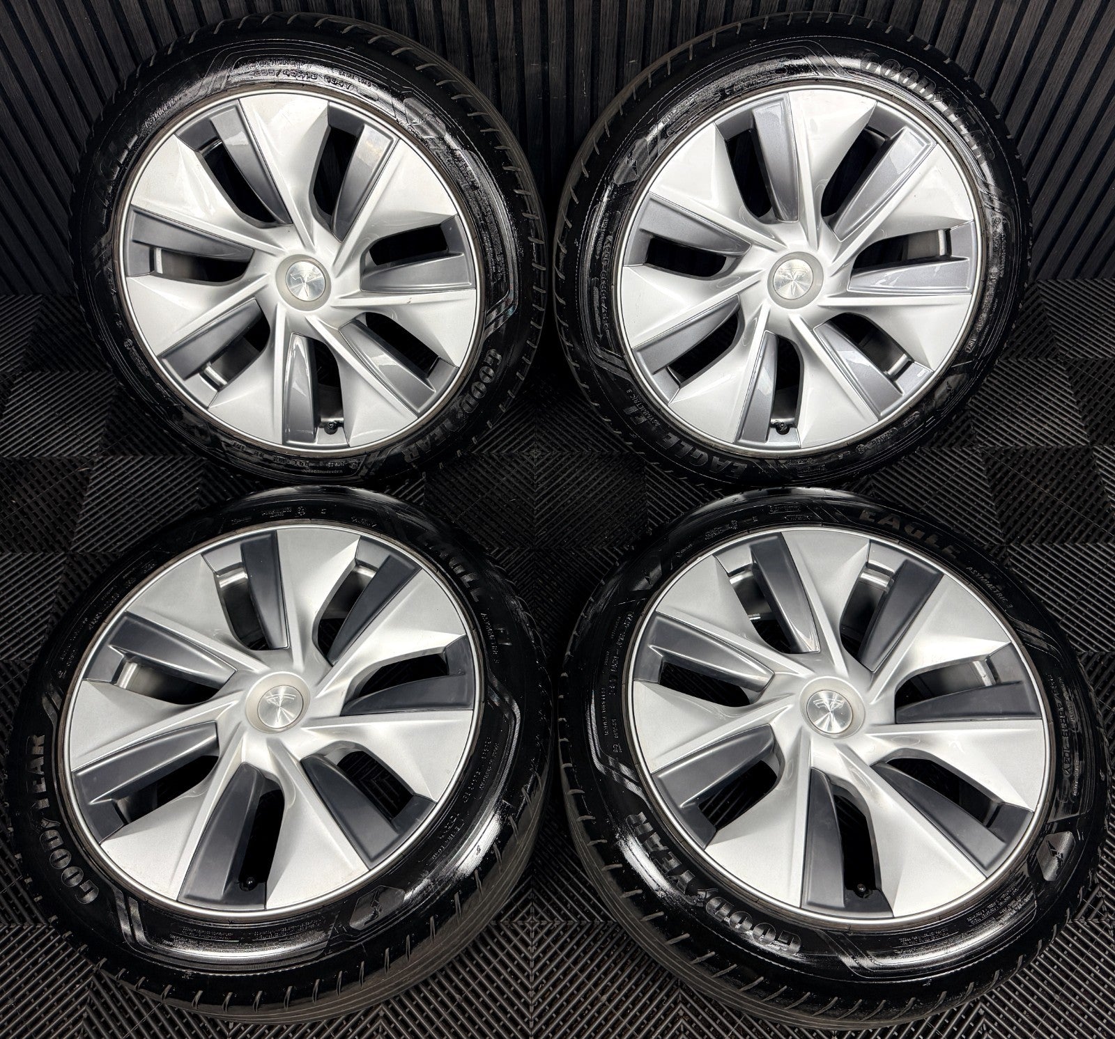 19'' Tesla Model Y Silver Alloy Wheels with Caps 1188222-00-B Genuine