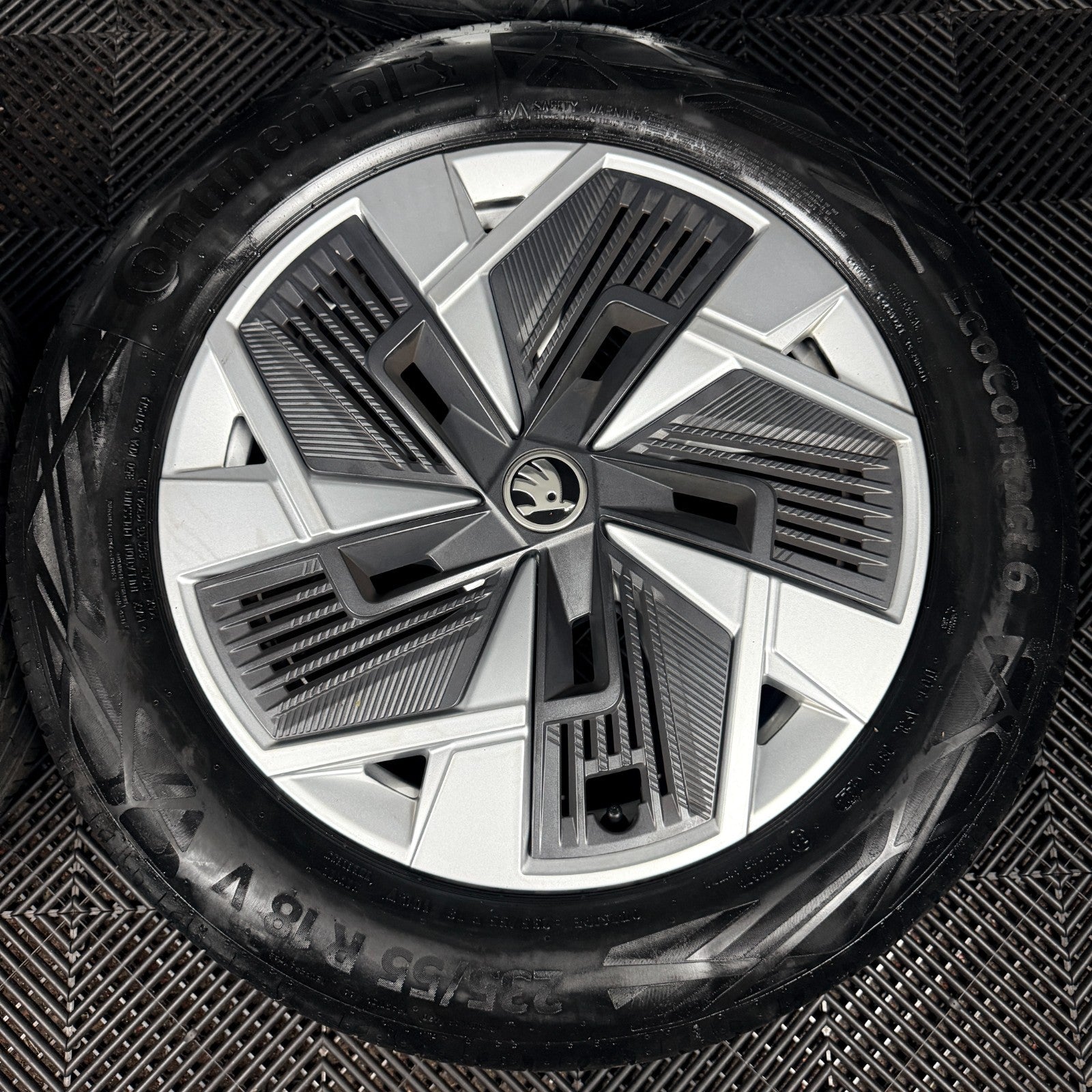 18'' Skoda Kodiaq Alloy Wheels Tyres Plastic Inserts MK2 57H601025 Genuine