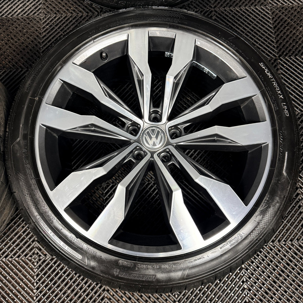 20'' VW Tiguan R Line Suzuka Grey Dc Alloy Wheels Tyre Alloys 5NA601025G Genuine