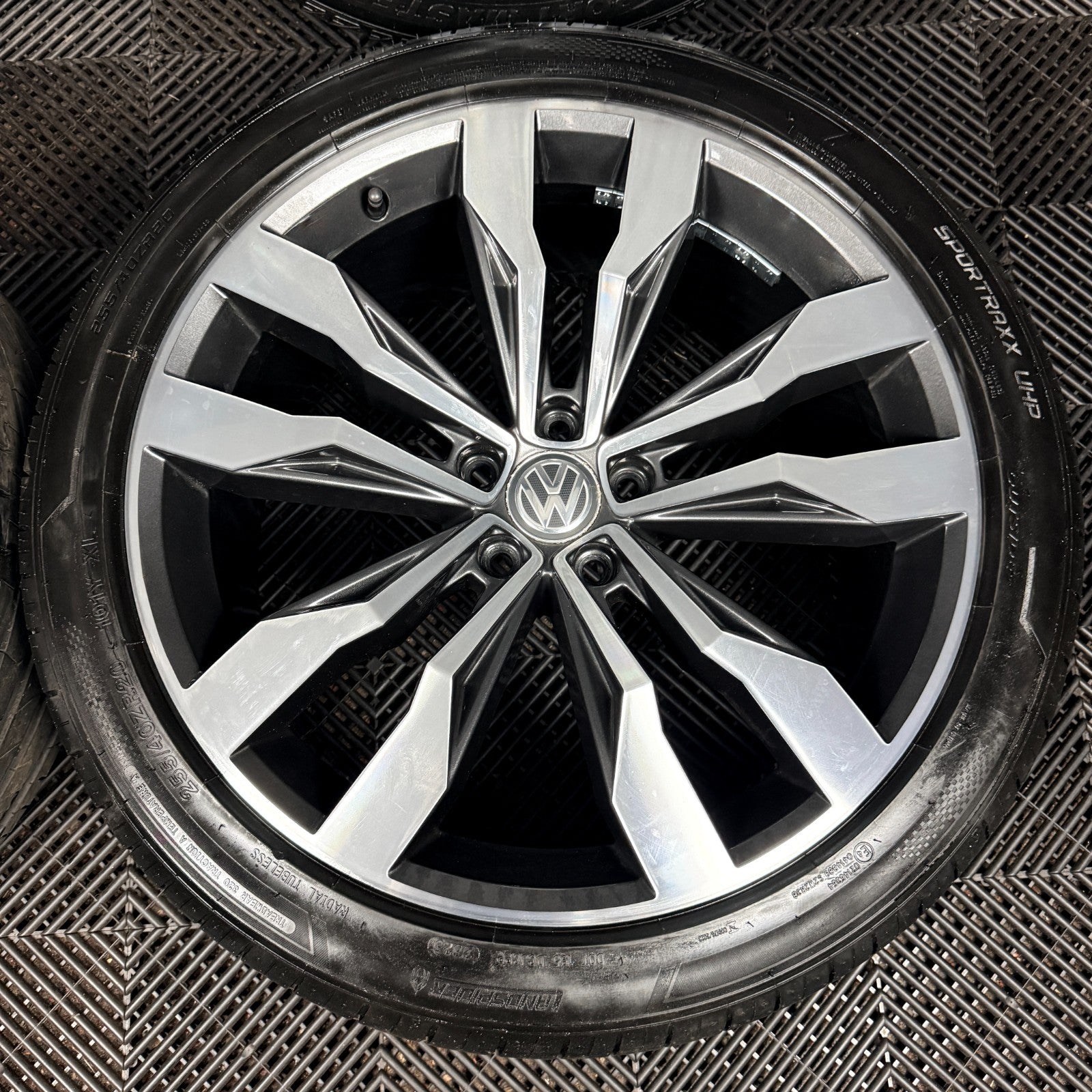 20'' VW Tiguan R Line Suzuka Grey Dc Alloy Wheels Tyre Alloys 5NA601025G Genuine