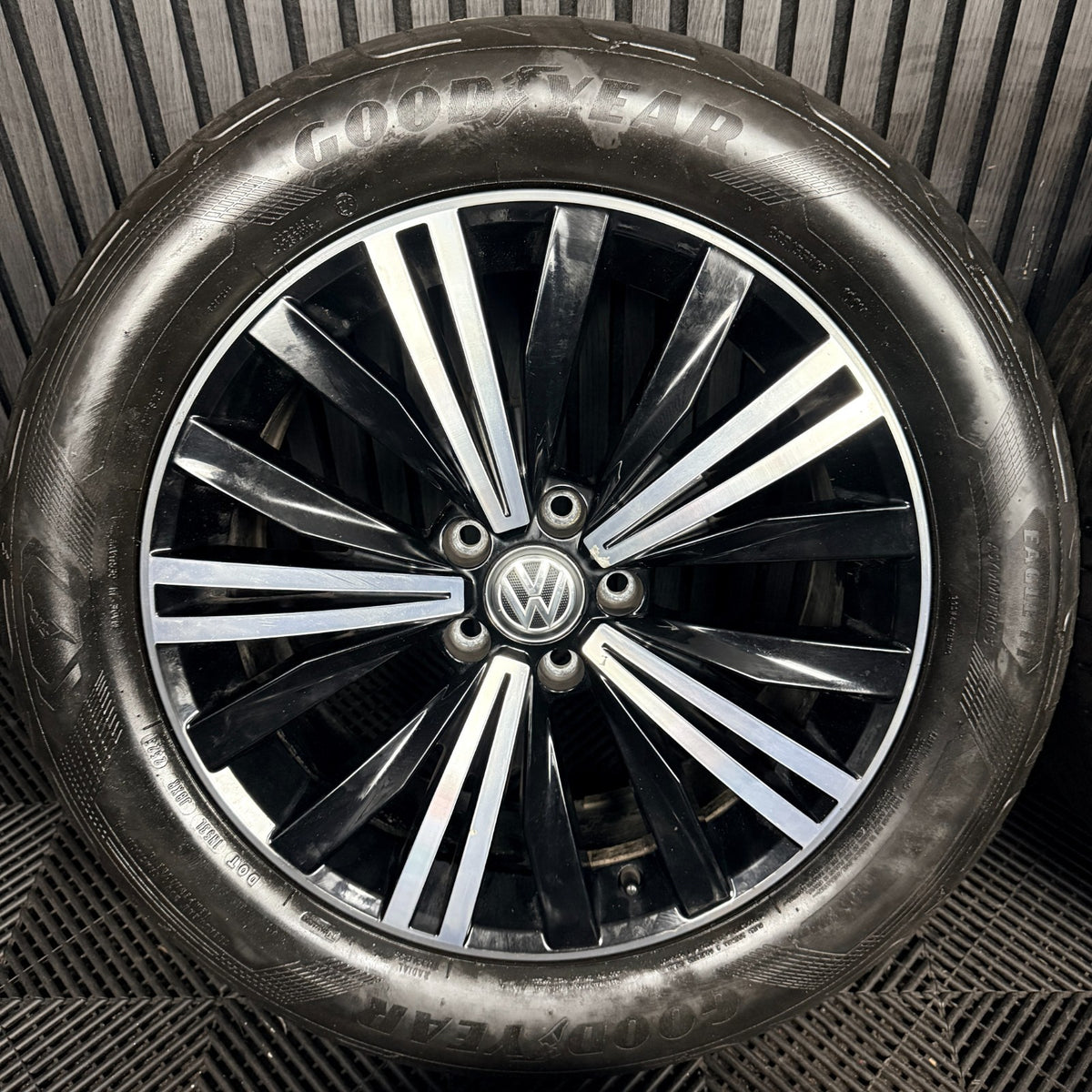 18'' Vw Tiguan Patagonia Mk2 Alloy Wheels Tyres Alloys 5NA601025AB Genuine