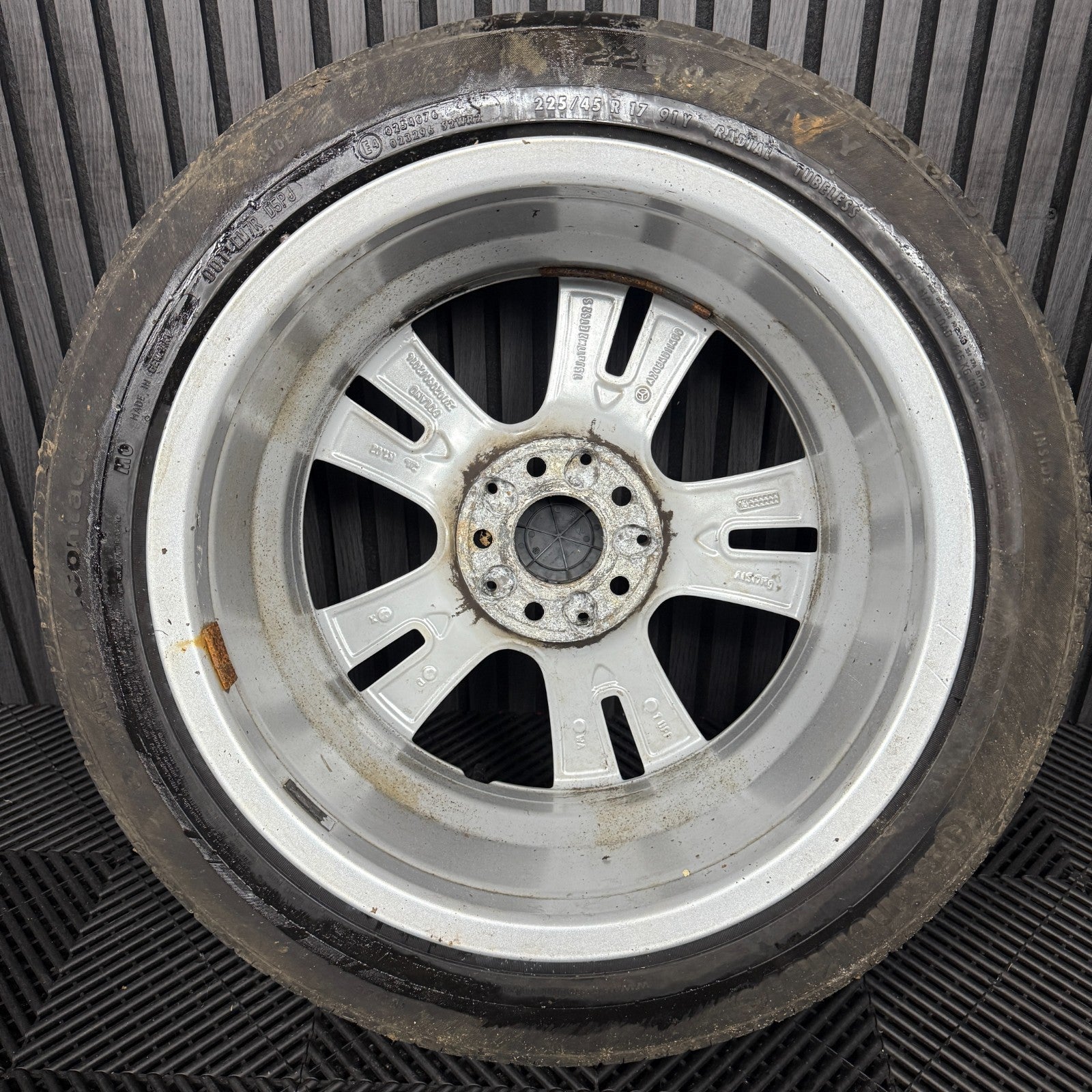 1X 17'' GENUINE MERCEDES A B CLASS CLA SILVER ALLOY WHEEL TYRE A2464011400