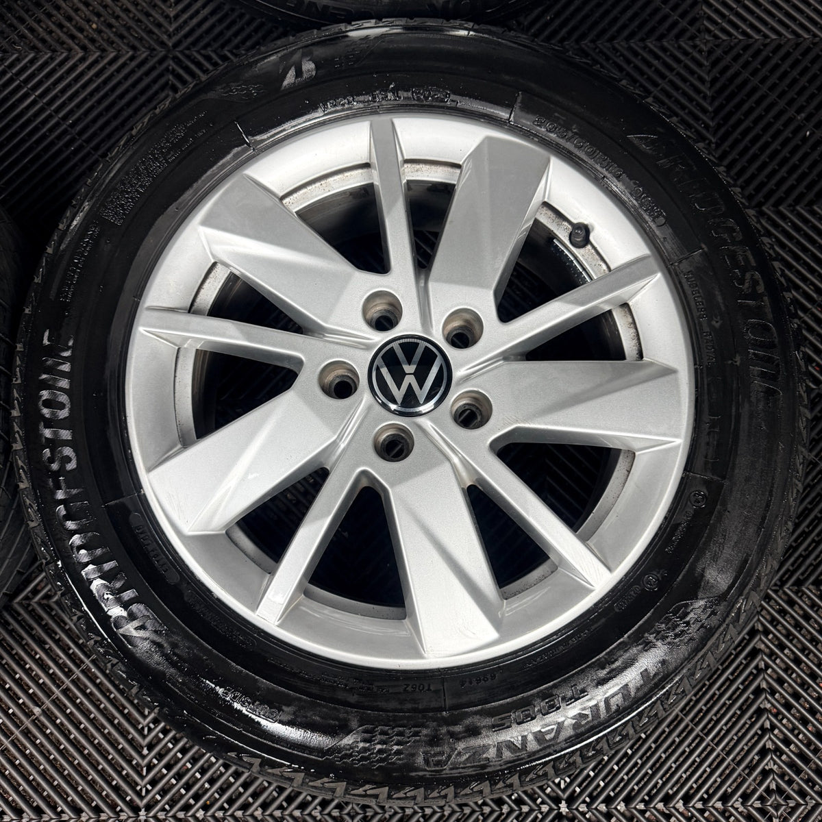 16'' VW Caddy Mk5 Vienna Silver Alloys Wheels Tyres 2K7601025 Genuine