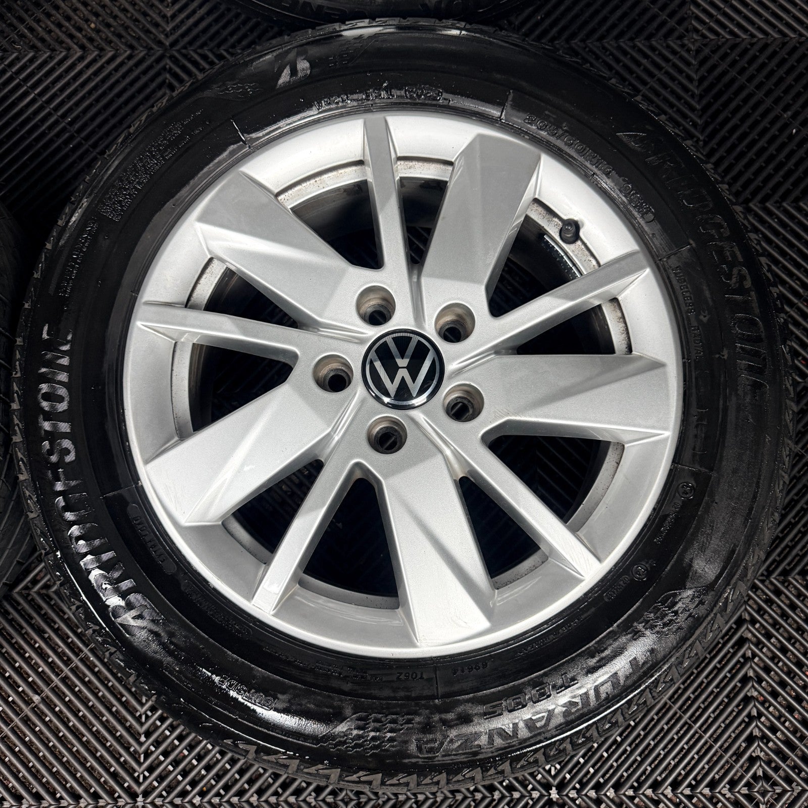 16'' VW Caddy Mk5 Vienna Silver Alloys Wheels Tyres 2K7601025 Genuine