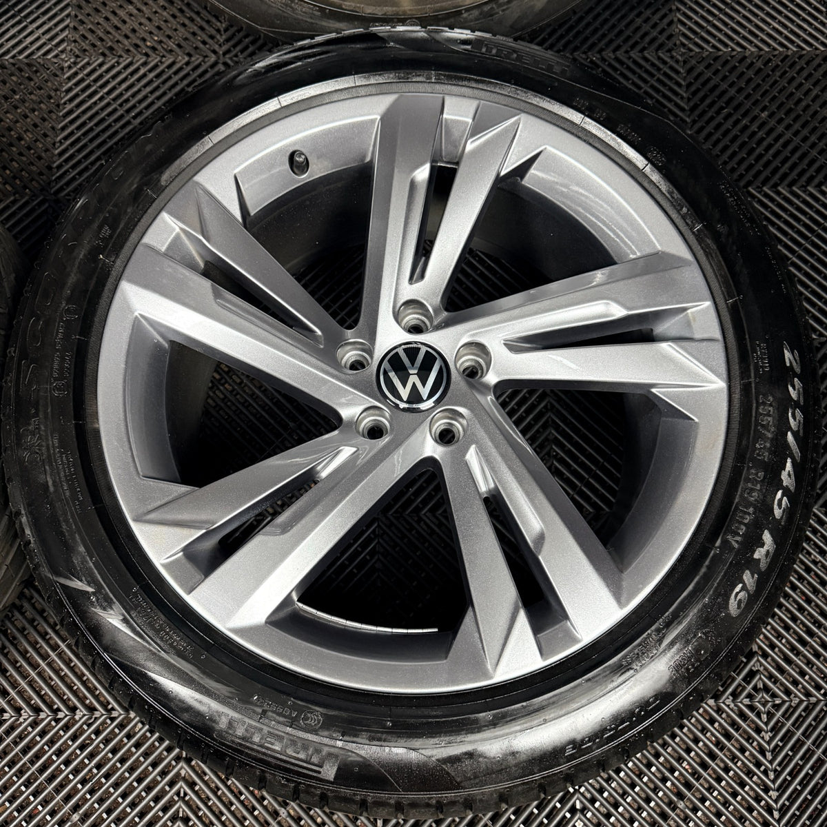 19'' VW Tiguan R Line Valencia Grey Alloy Wheels Tyre Alloys 5NA601025AG Genuine