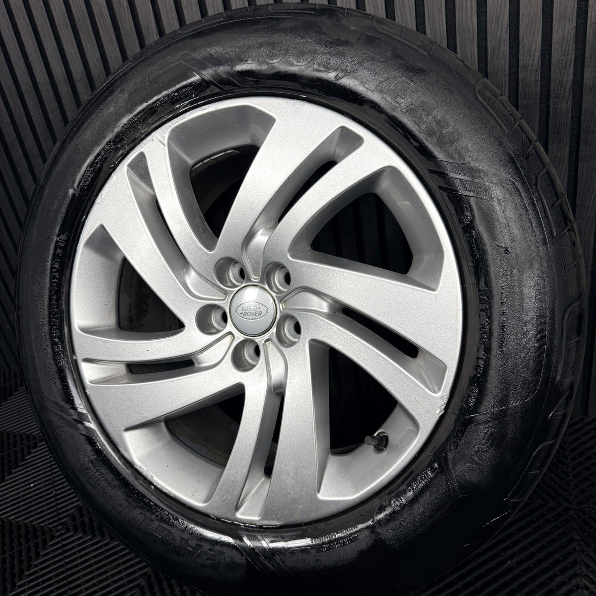 1X 18'' Land Rover Discovery Sport Evoque Alloy Wheel Tyre Genuine KBD2-1007-DA