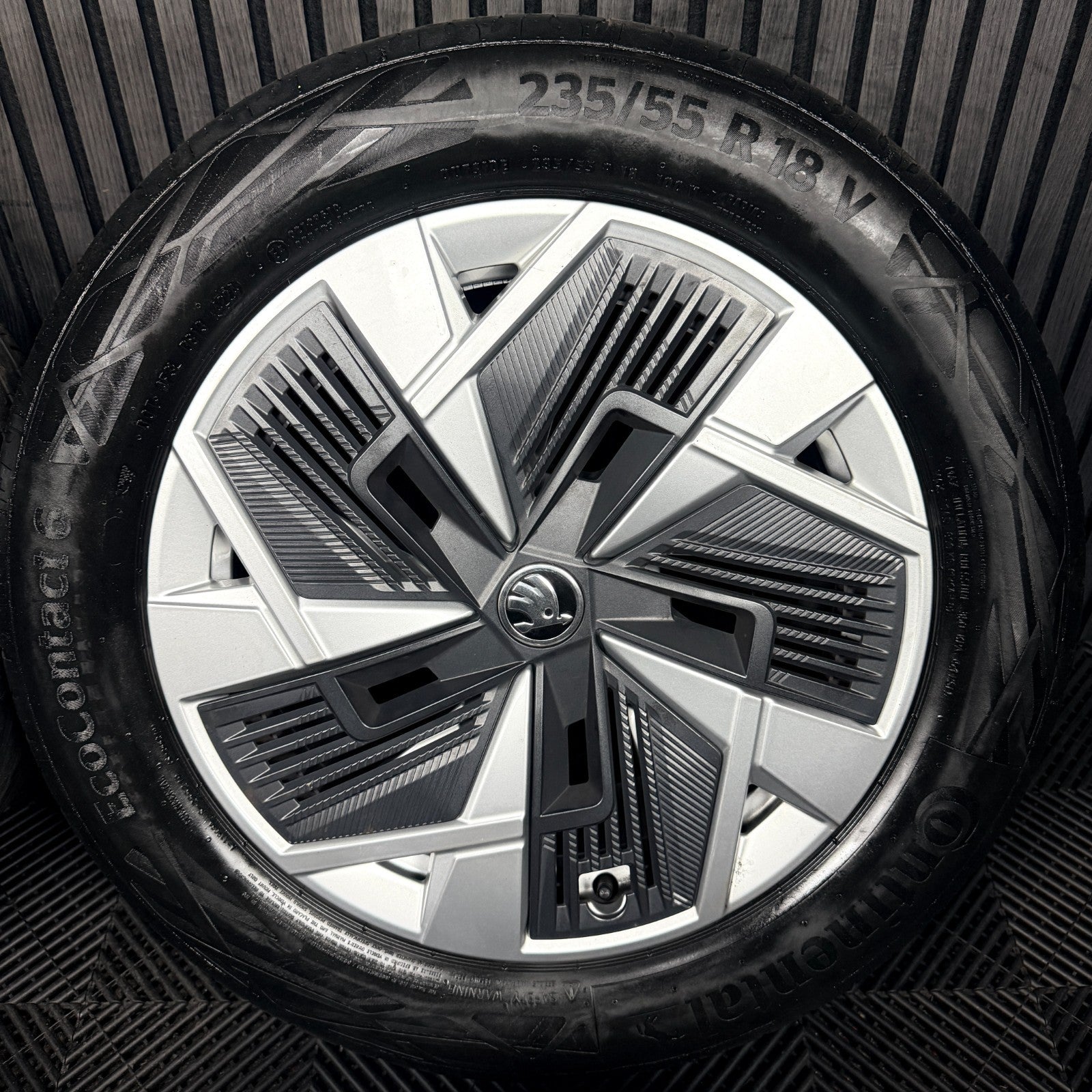 18'' Skoda Kodiaq Alloy Wheels Tyres Plastic Inserts MK2 57H601025 Genuine