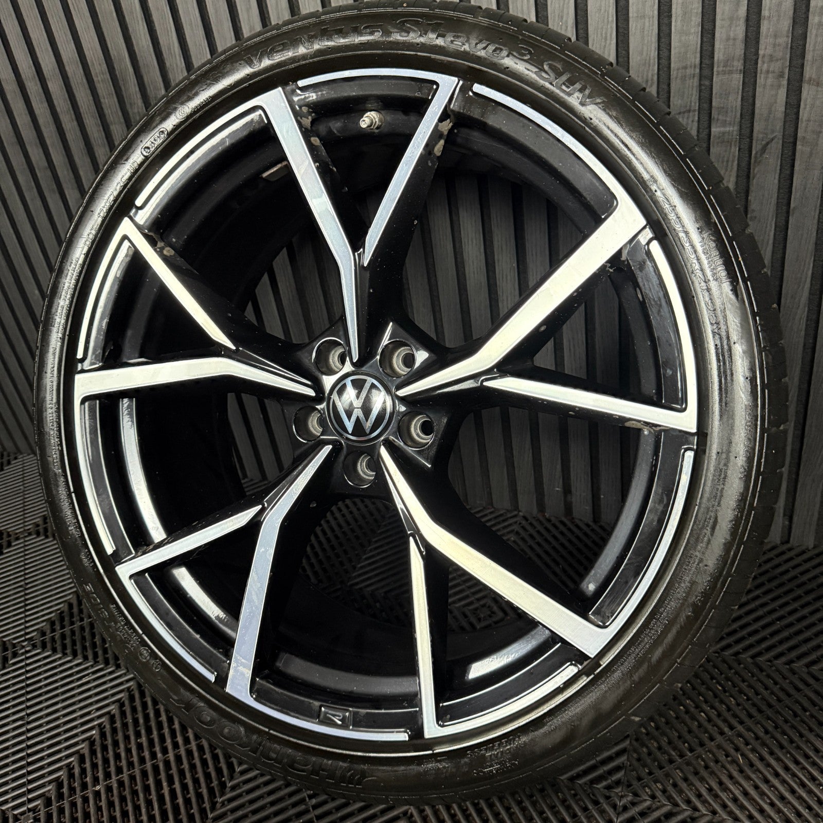 1X 21'' GENUINE VW TIGUAN ESTORIL R BLACK DC ALLOY TYRE WHEEL 5NA601025AK