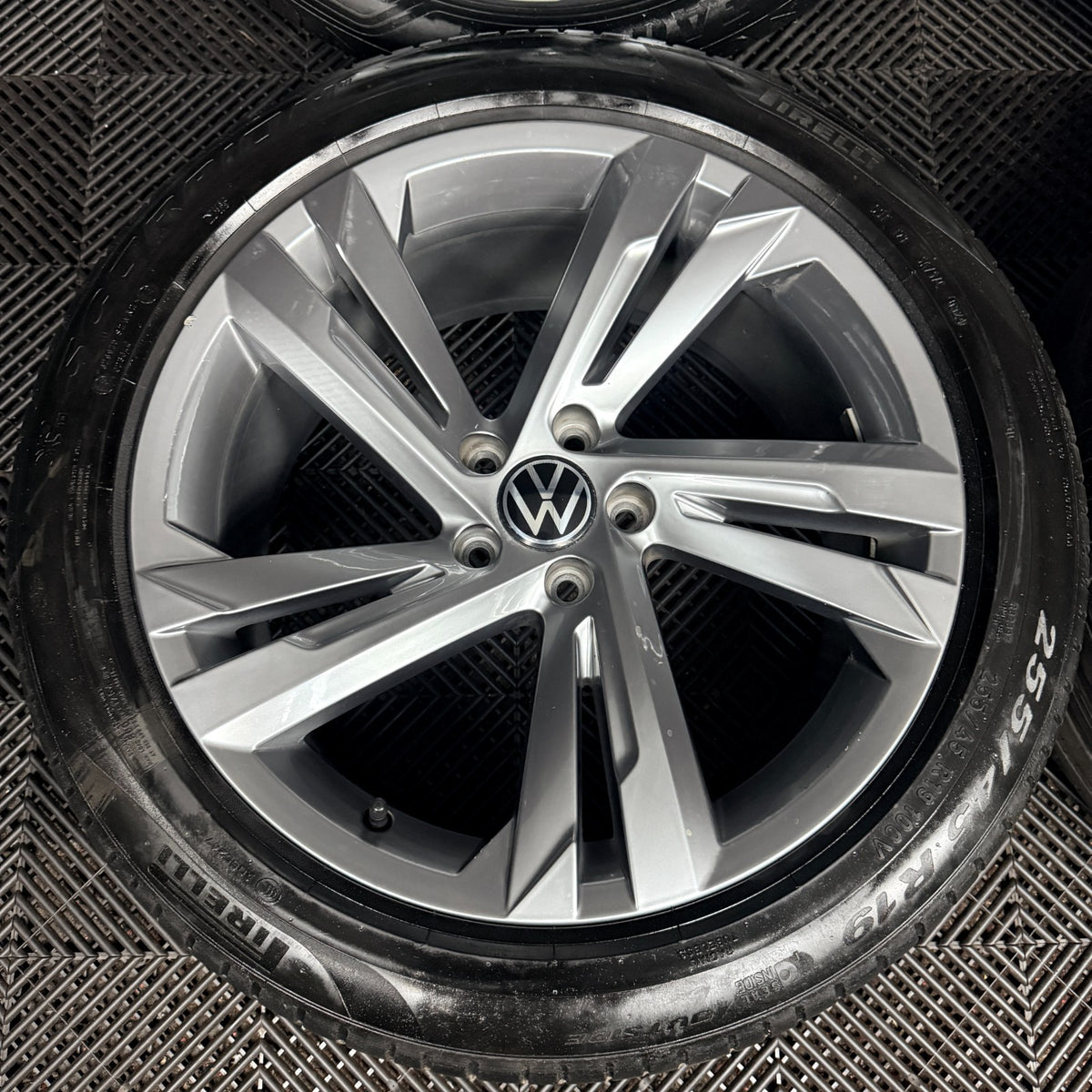 19'' VW Tiguan R Line Valencia Grey Alloy Wheels Tyre Alloys 5NA601025AG Genuine