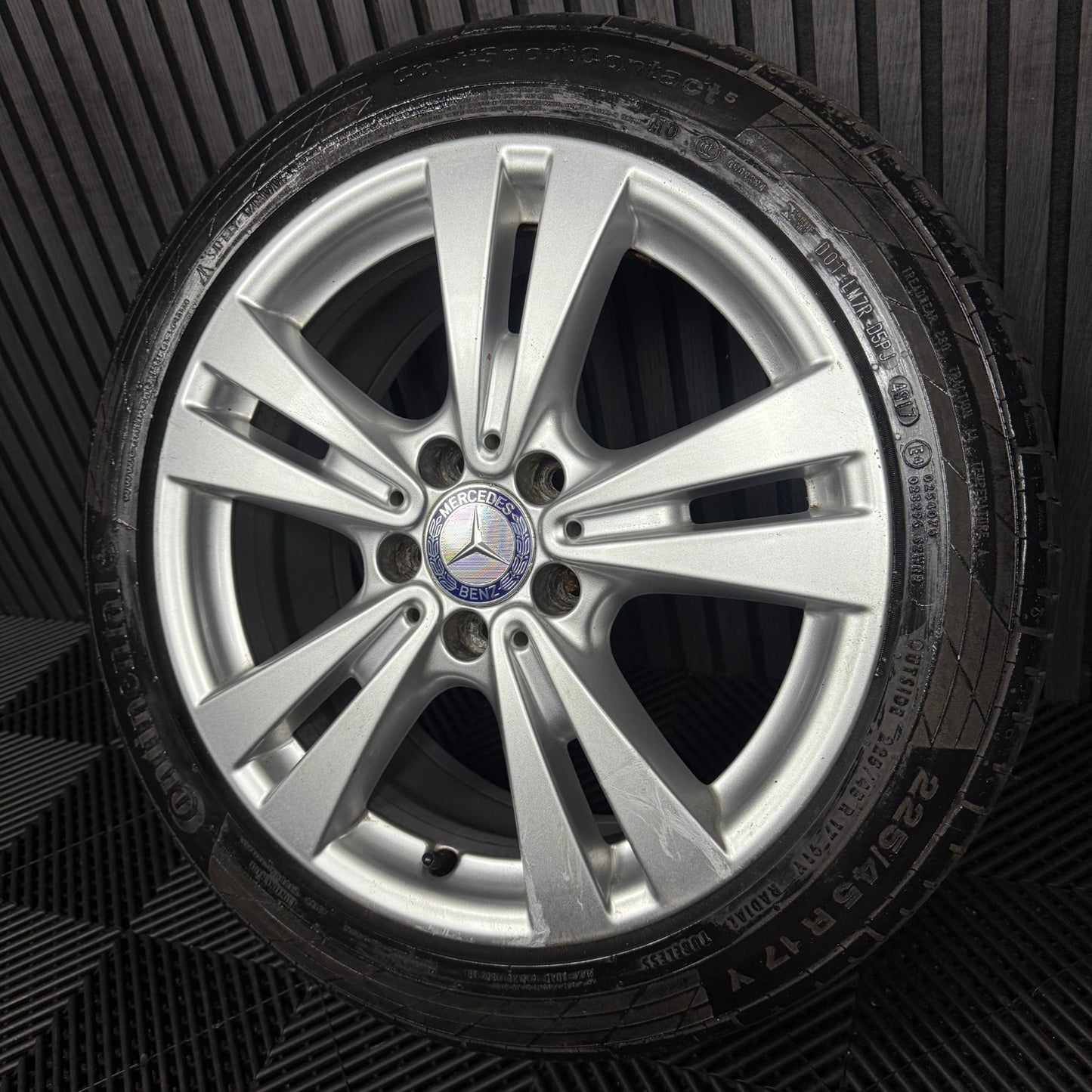 1X 17'' GENUINE MERCEDES A B CLASS CLA SILVER ALLOY WHEEL TYRE A2464011400