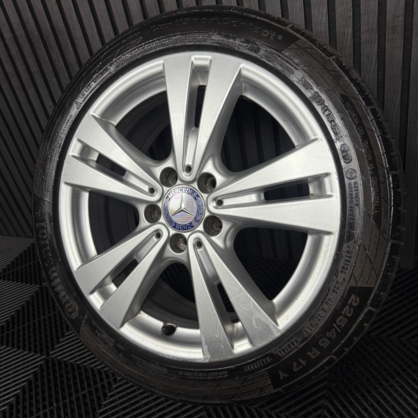 1X 17'' GENUINE MERCEDES A B CLASS CLA SILVER ALLOY WHEEL TYRE A2464011400