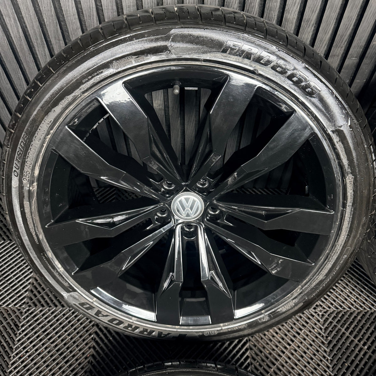 20'' VW Tiguan R Line Suzuka Black Alloy Wheels Tyre Alloys 5NA601025G Genuine