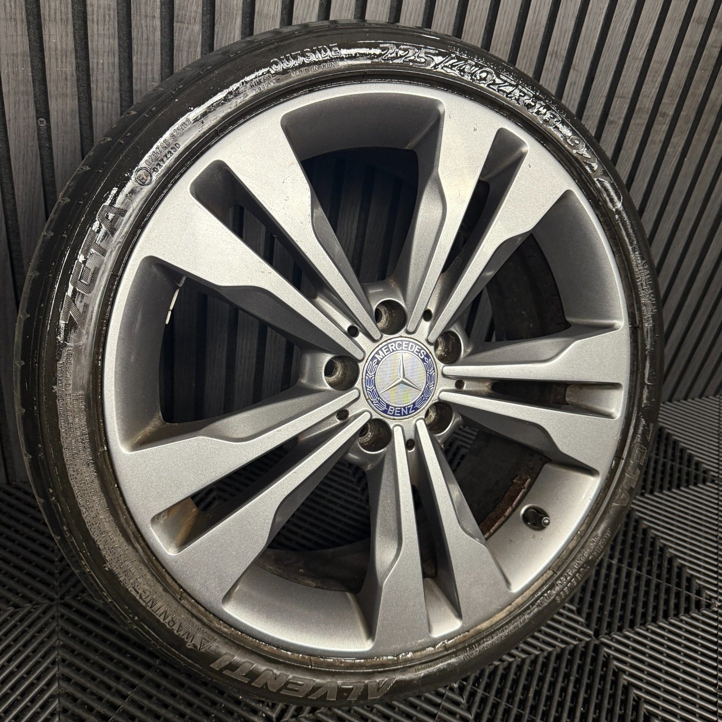 1X 18" GENUINE MERCEDES A CLASS CLA SPORT ALLOY WHEEL TYRE W176 W246 A2464010400