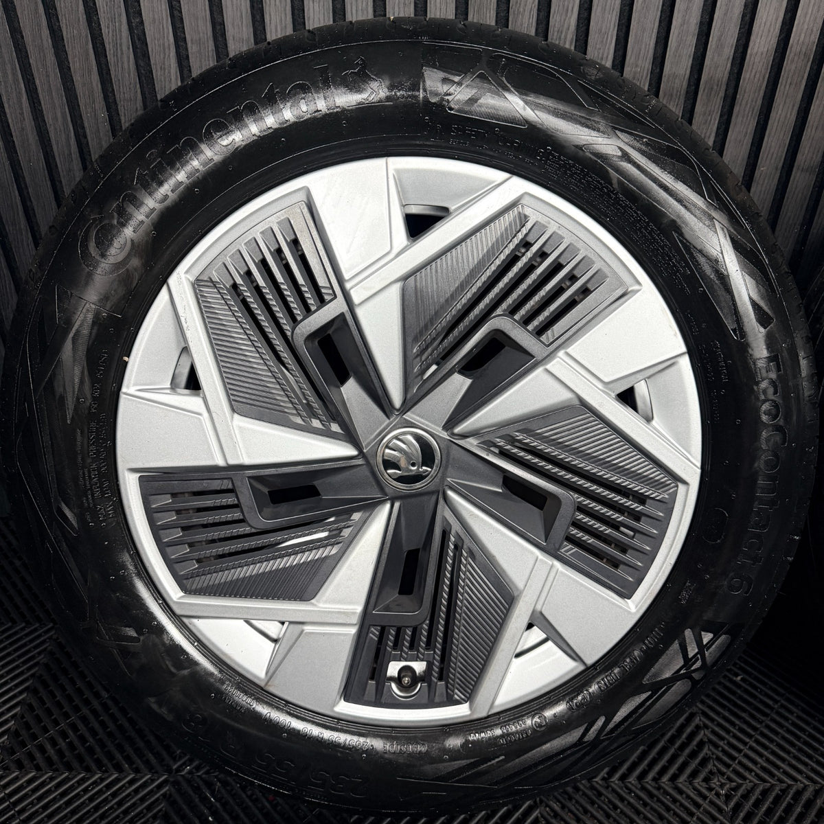 18'' Skoda Kodiaq Alloy Wheels Tyres Plastic Inserts MK2 57H601025 Genuine