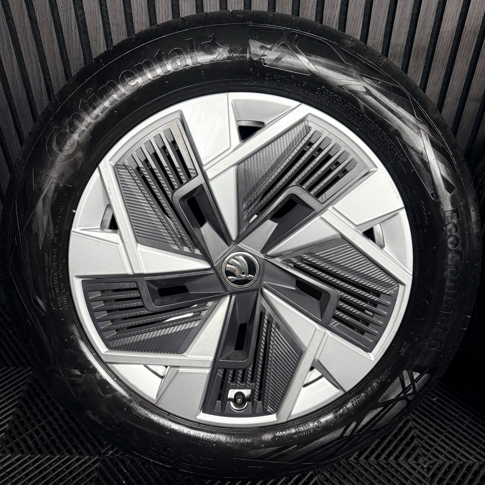 18'' Skoda Kodiaq Alloy Wheels Tyres Plastic Inserts MK2 57H601025 Genuine
