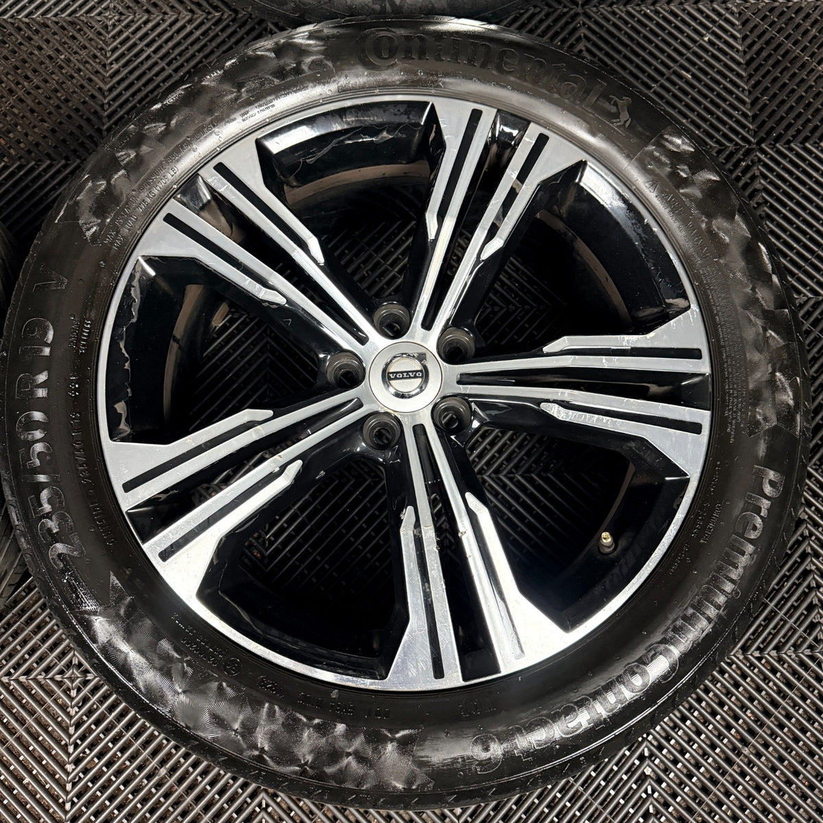 19'' Volvo XC40 R Design Alloy Wheels Tyres Alloys 5X108 31471556 Genuine