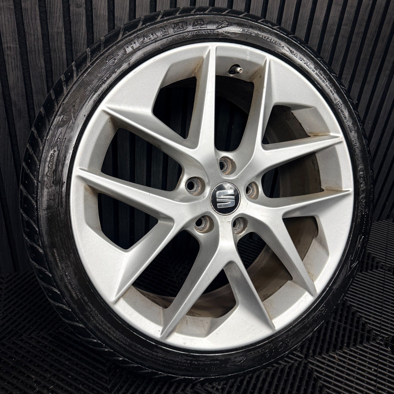 1X 18'' Seat Leon FR Performance MK3 Alloy Wheel Tyre Single Genuine 5F0601025F