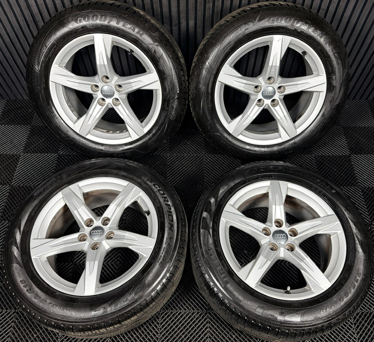 18'' Audi Q5 5 Spoke Alloy Wheel Tyres 80A601025BE Genuine